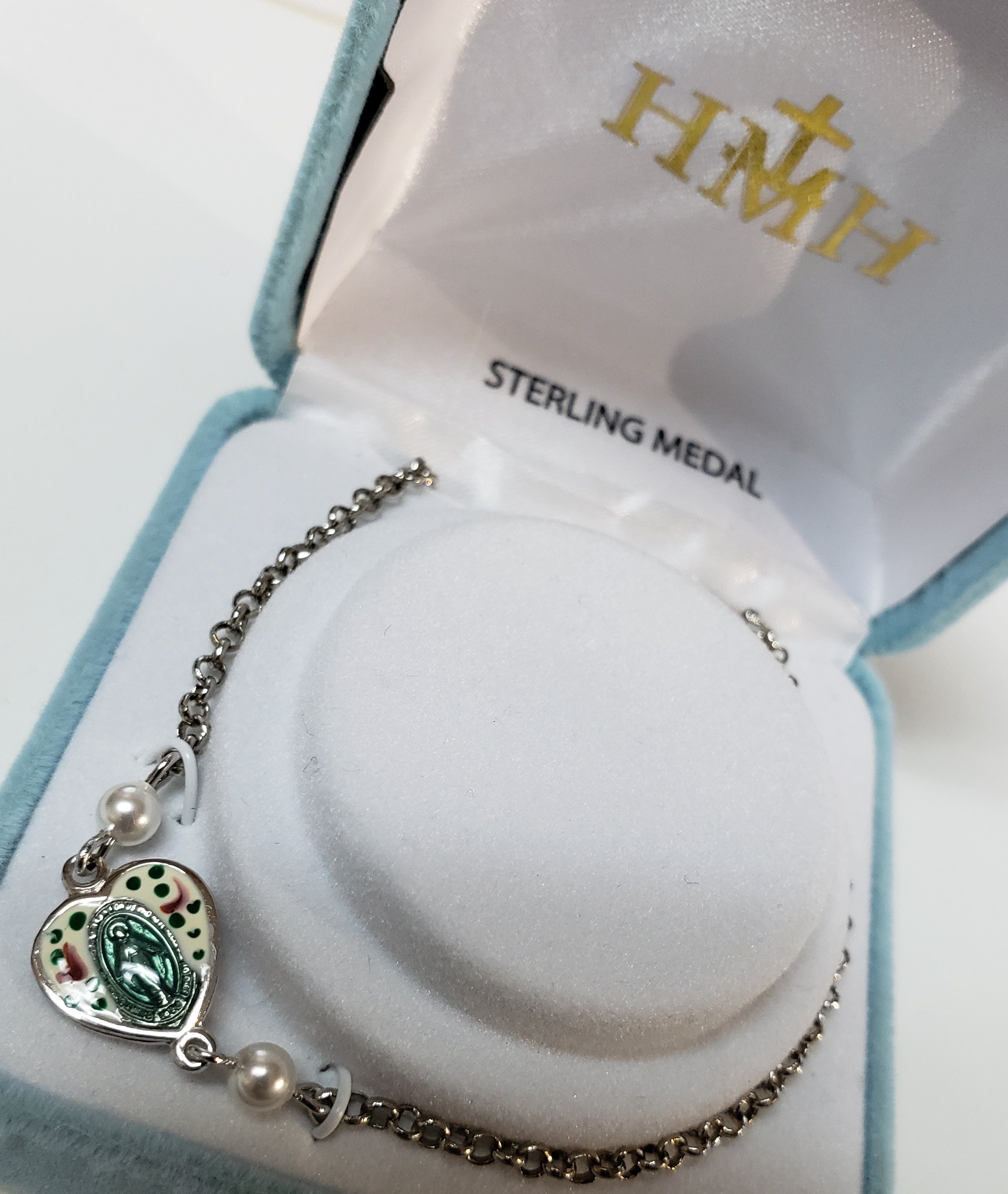 Pulsera con medalla milagrosa de corazón esmaltado en plata de ley y cadena de perlas blancas de 4 mm