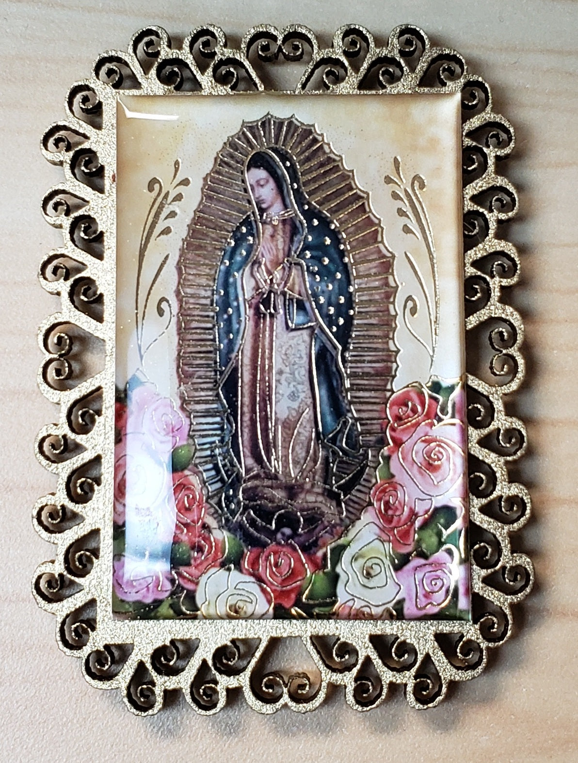 Resina magnética de 2,5" y madera: Nuestra Señora de Guadalupe