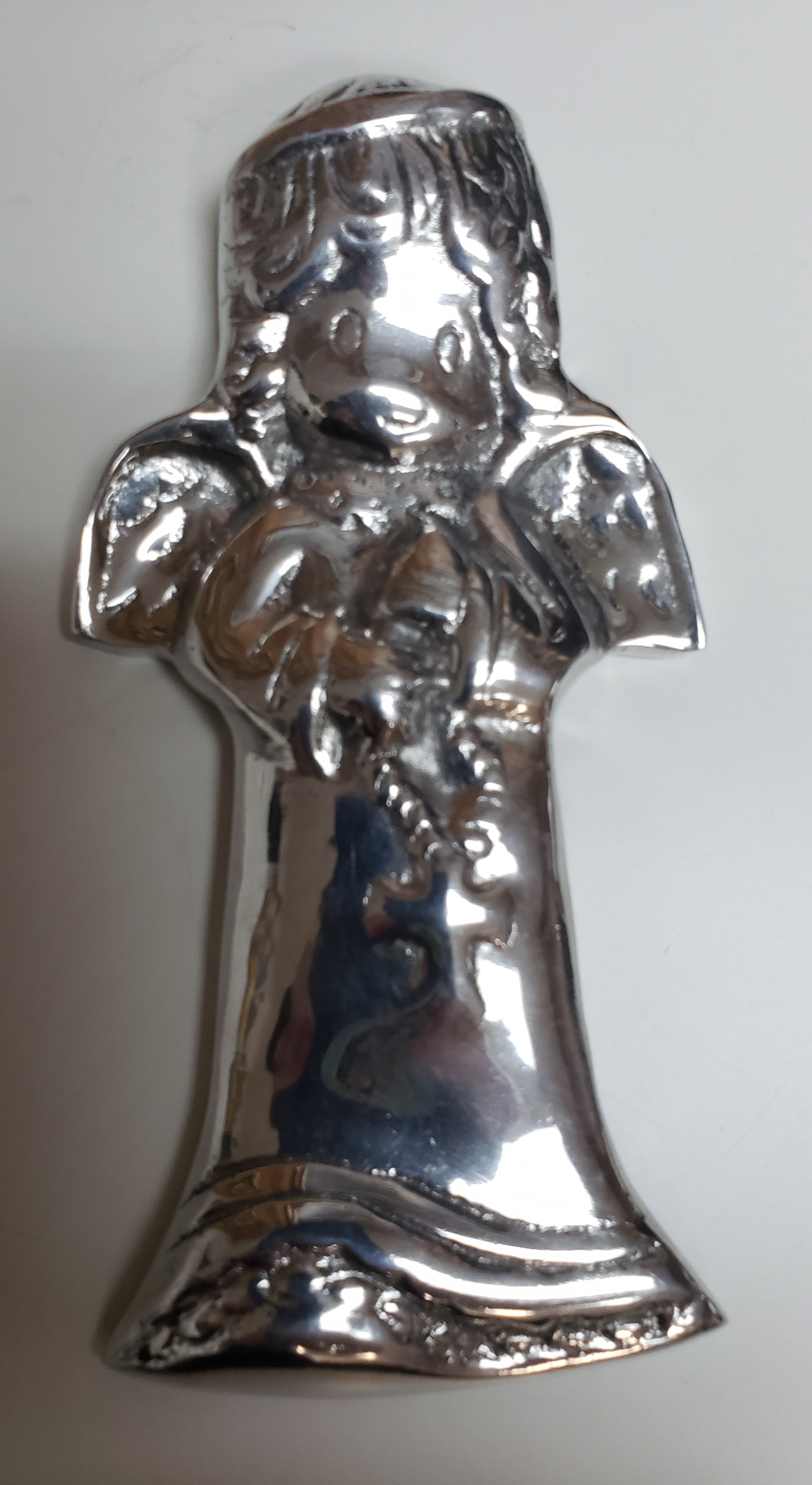 Ángel de peltre con rosario