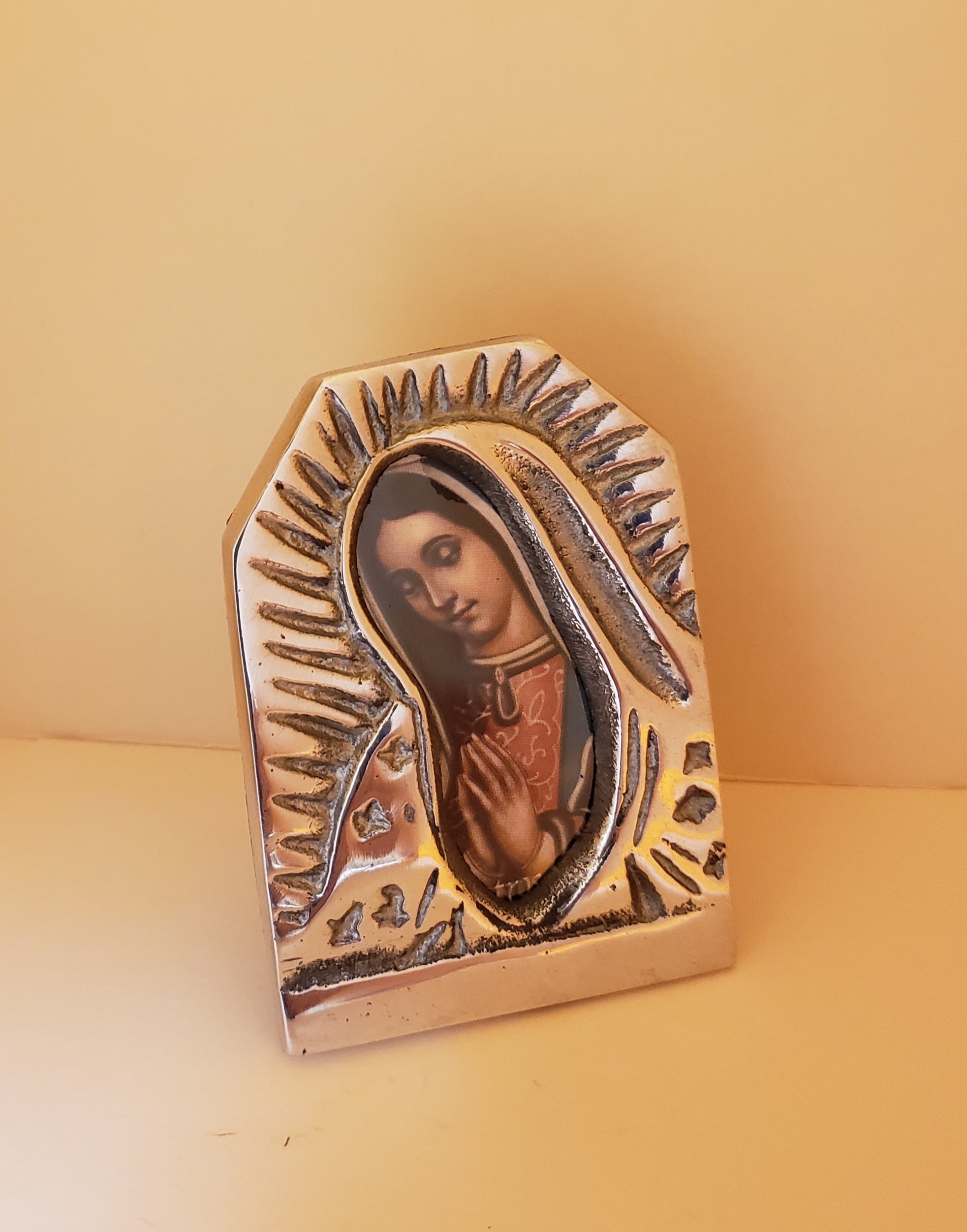 Icono de Nuestra Señora de Guadalupe en peltre