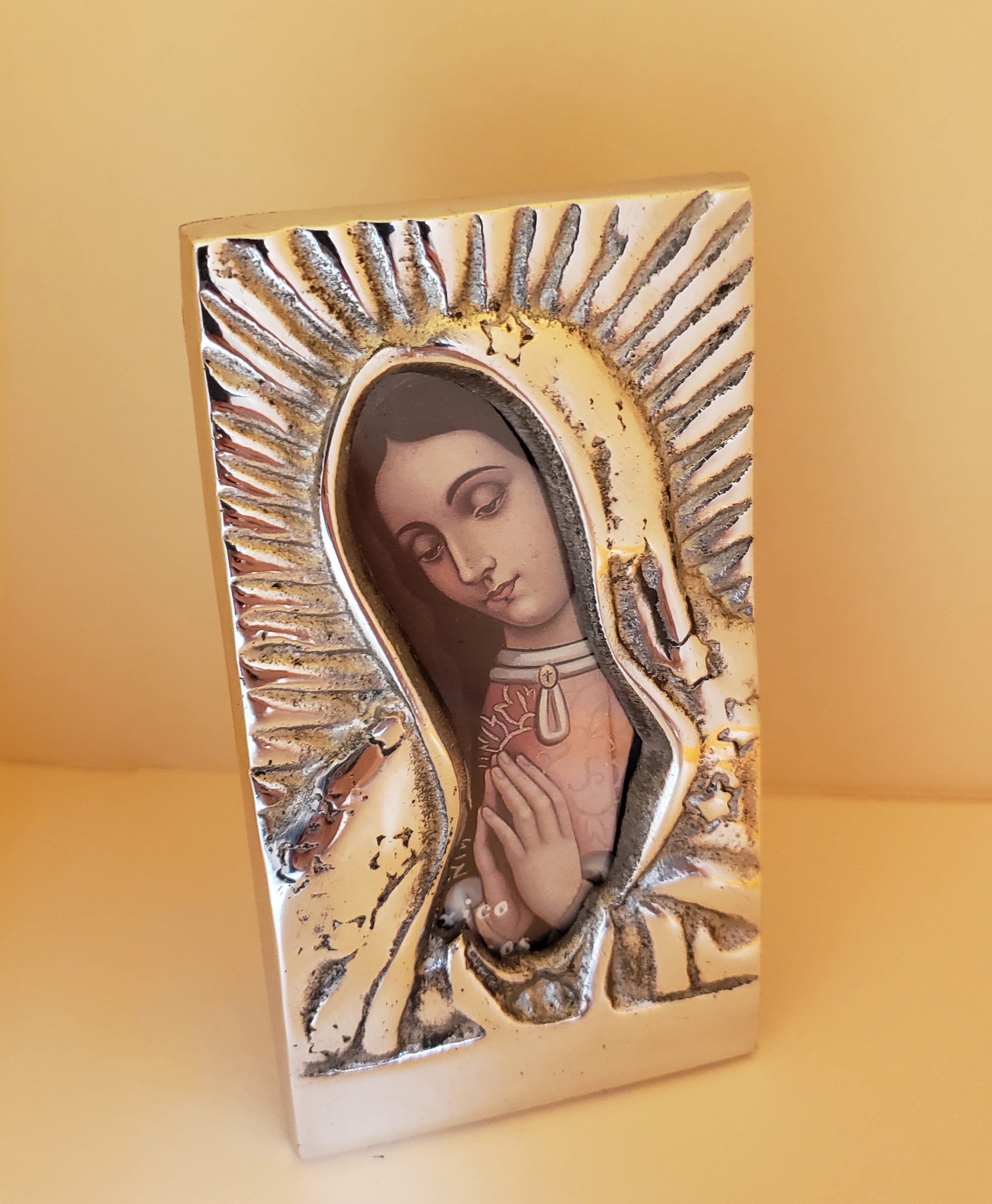 Icono de Nuestra Señora de Guadalupe en peltre