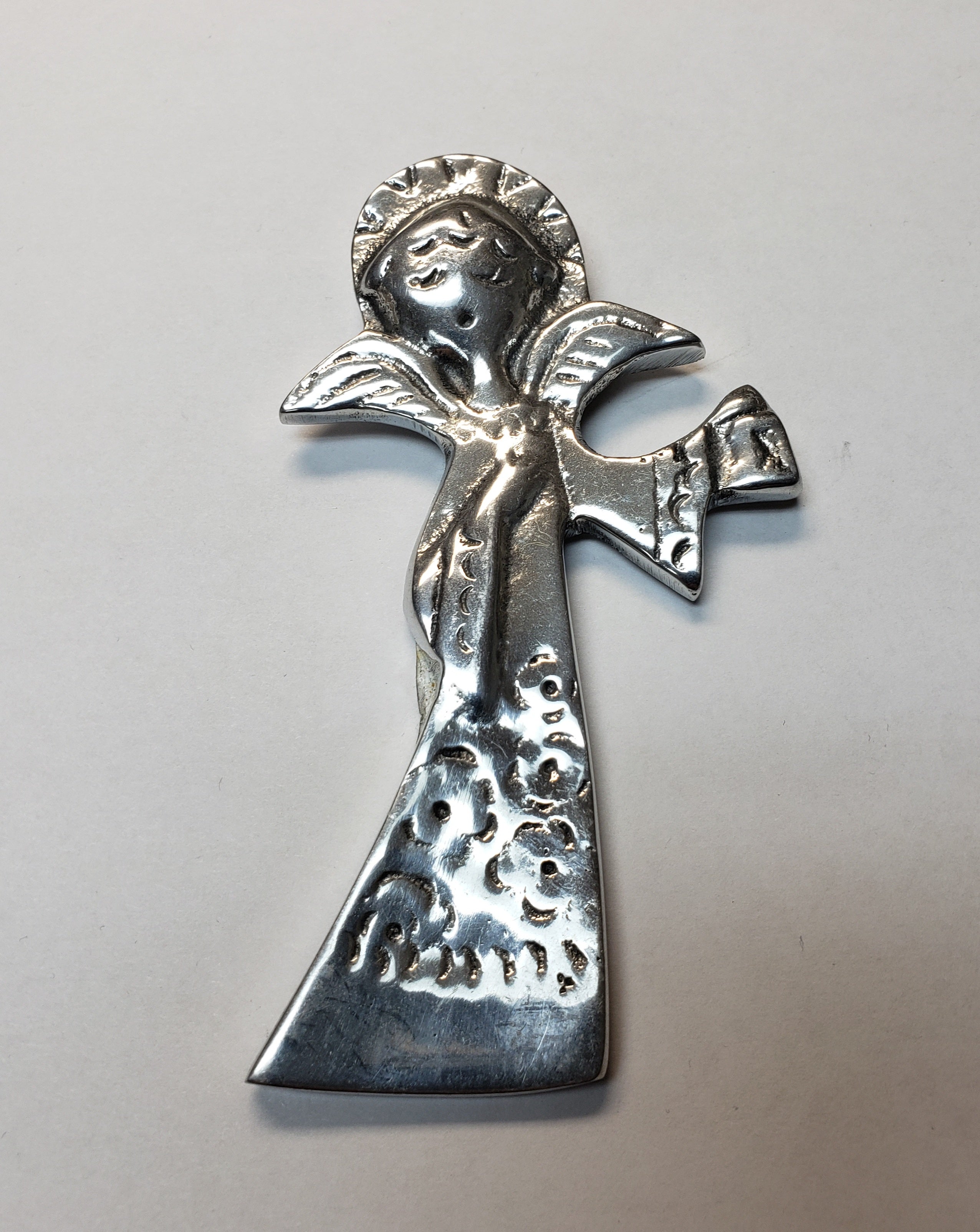Figura de ángel vintage de peltre pequeña
