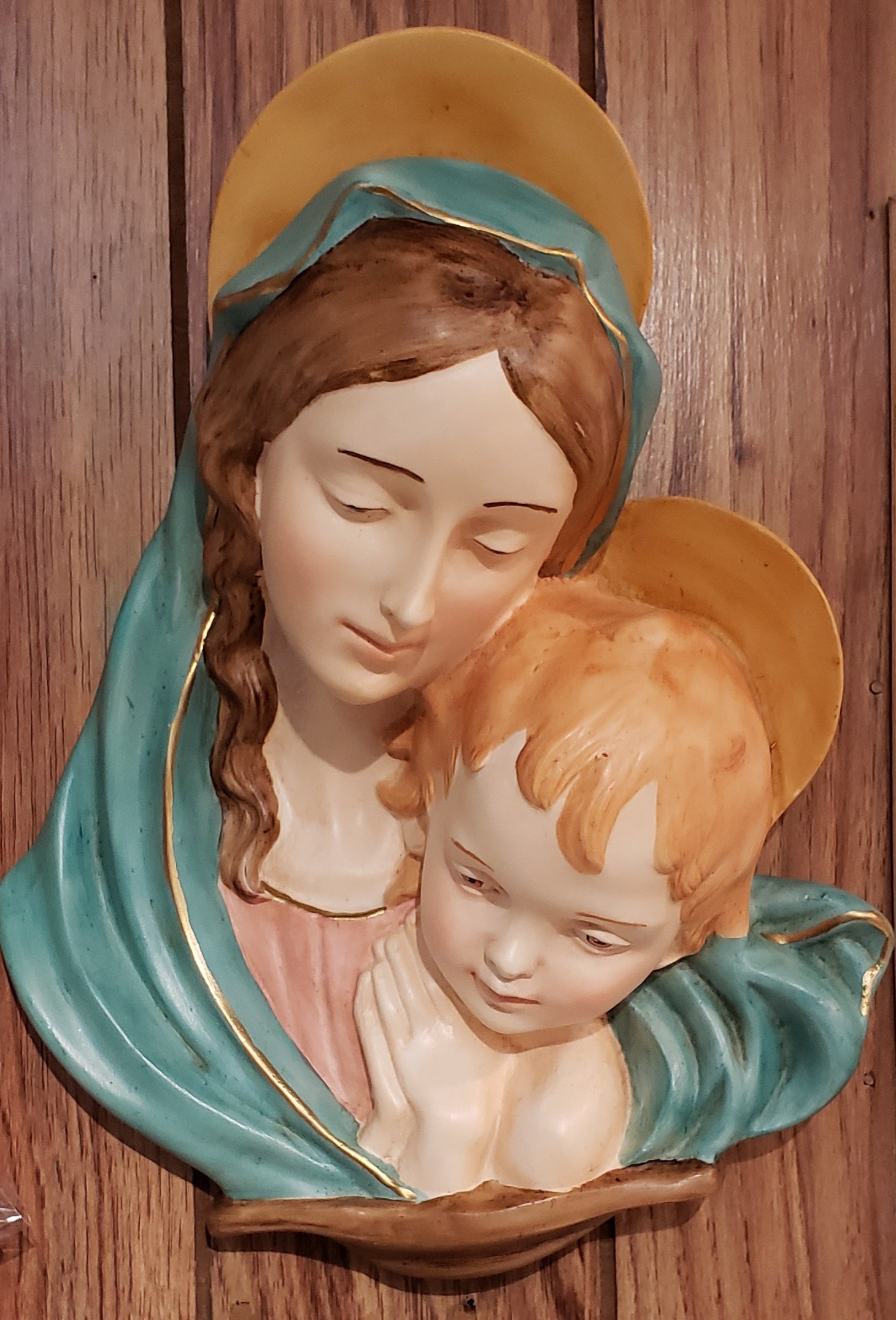 Decoración de pared con la Virgen y el Niño