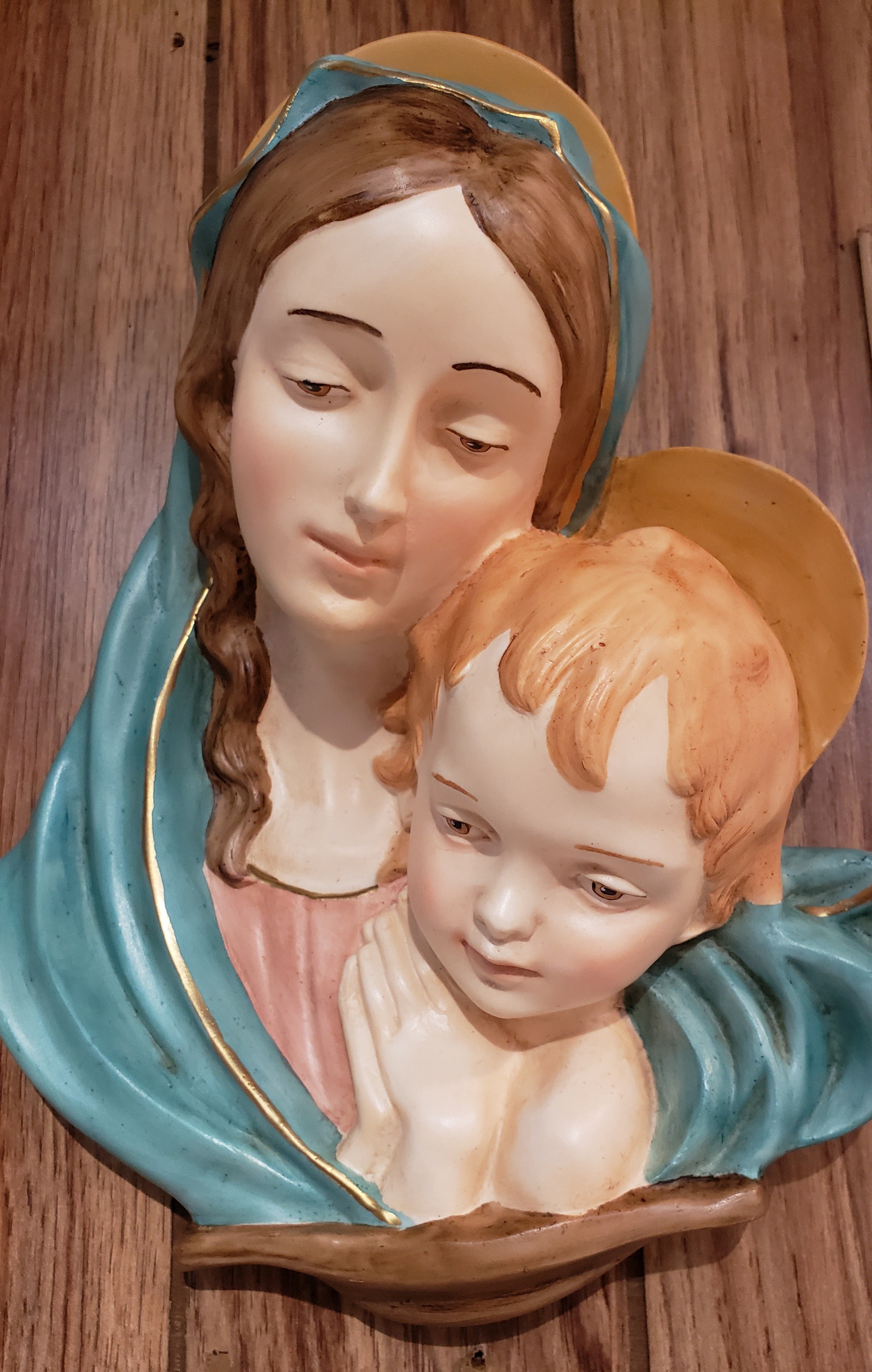 Decoración de pared con la Virgen y el Niño