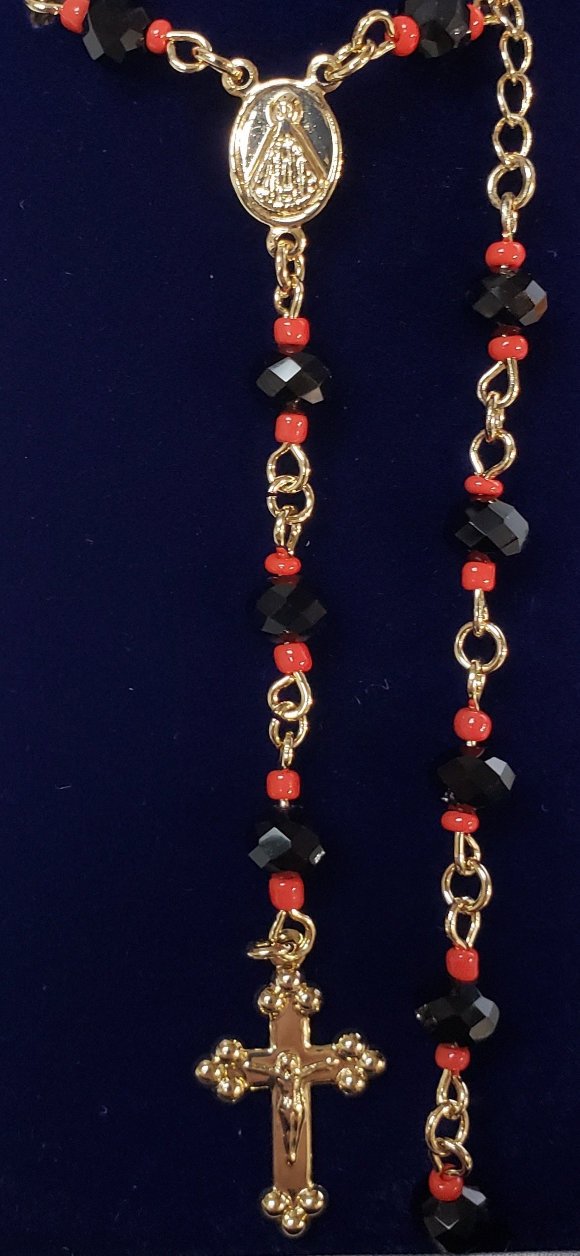 Collar rosario de cuentas negras y rojas pequeñas con medalla de la Virgen María
