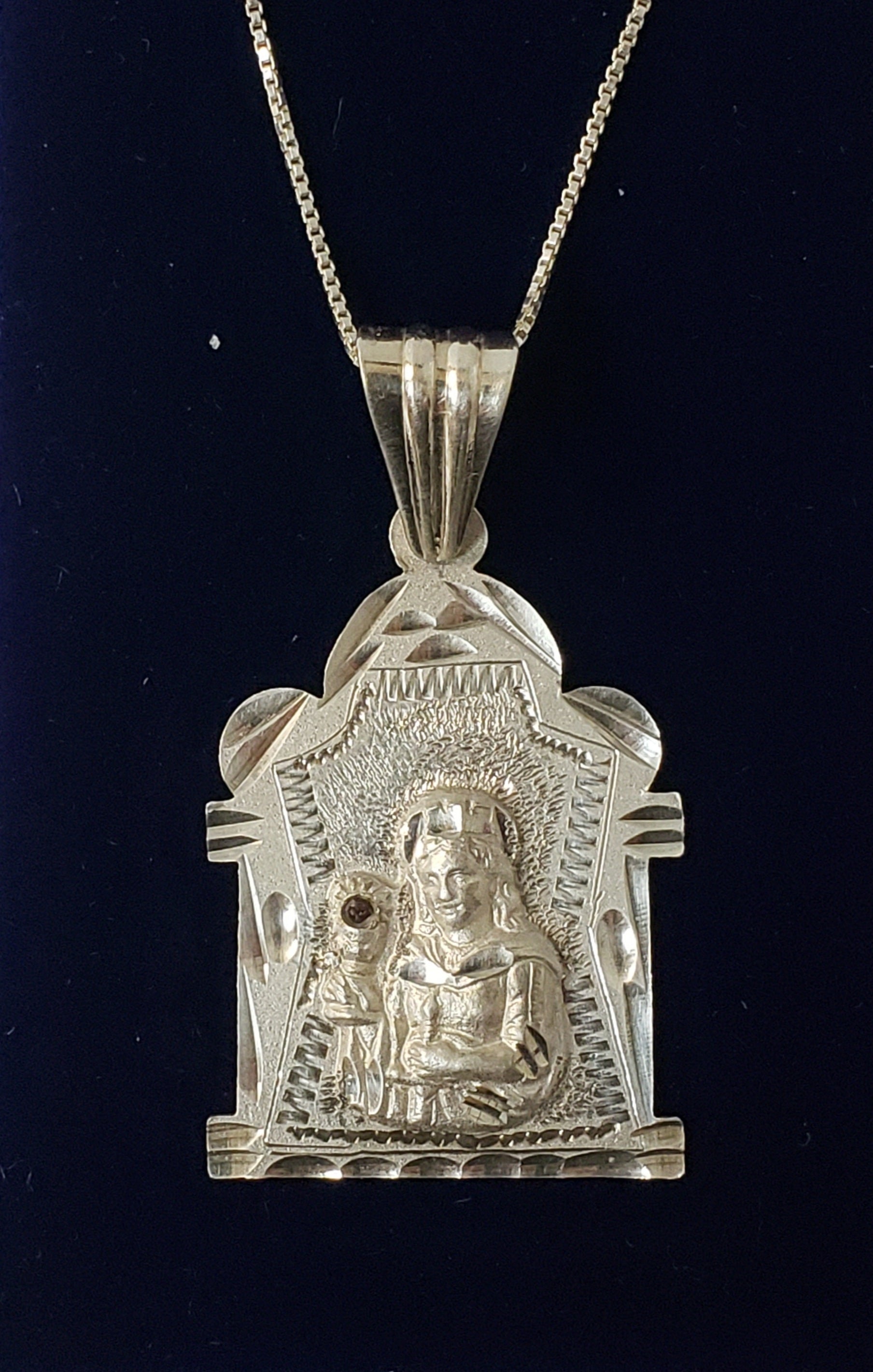 Colgante de Santa Bárbara de plata de ley 925 hecho a mano de 4 1/2 cm x 2 1/2 cm con cadena plateada