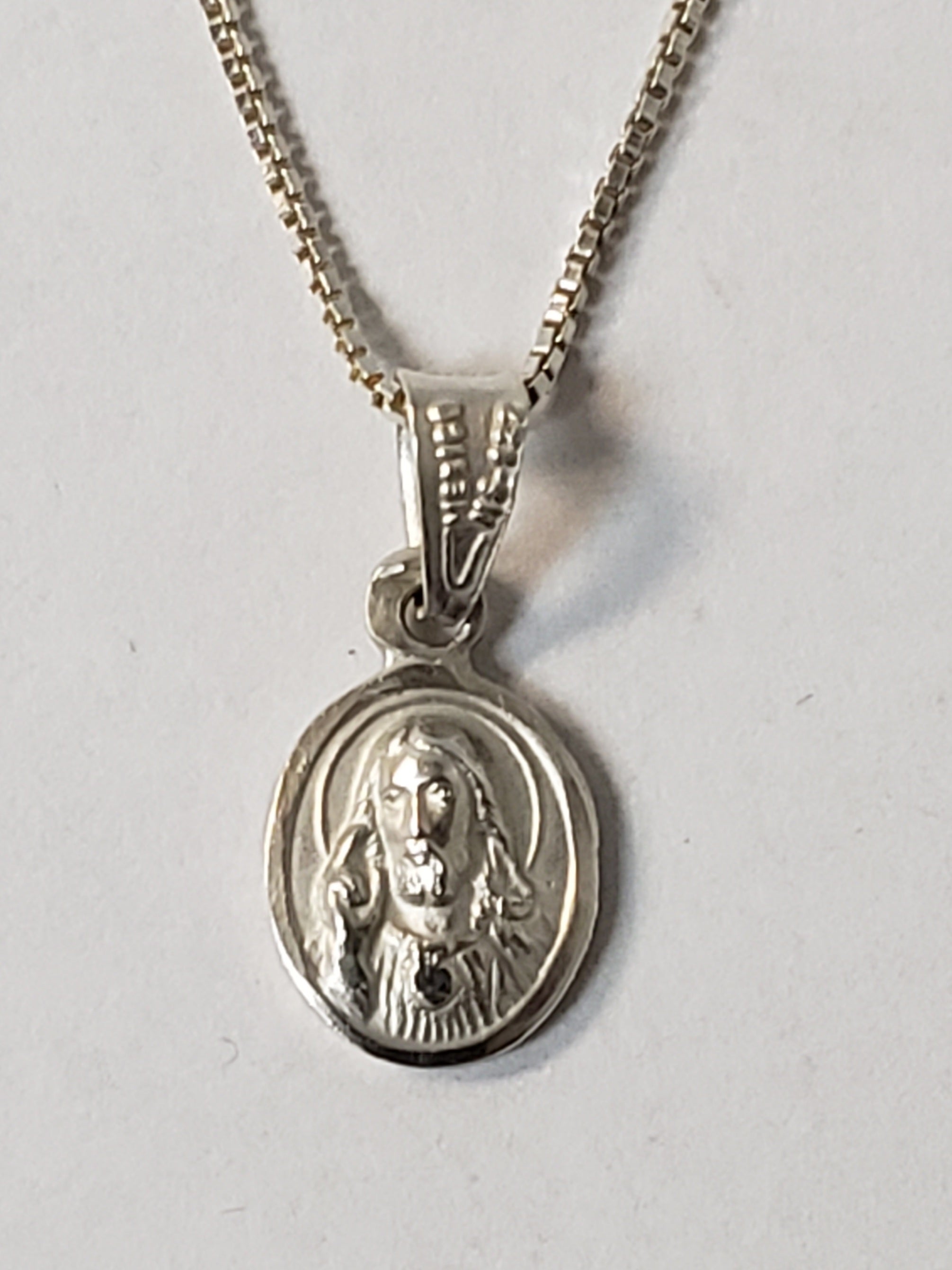 Medalla Sagrado Corazón de Jesús Plata 3 x 1 1/2 con Cadena de Plata.