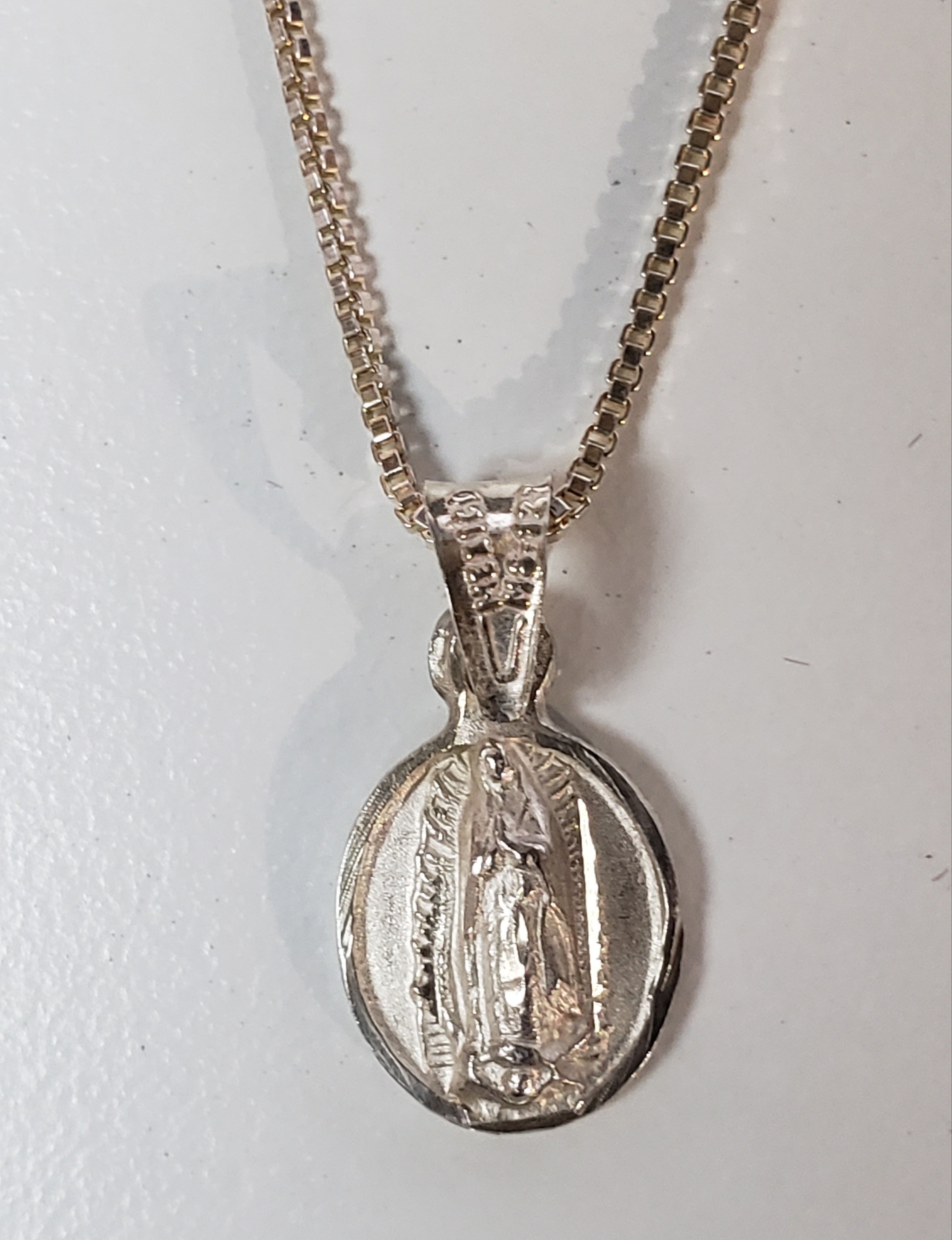 Collar con colgante de plata de Guadalupe
