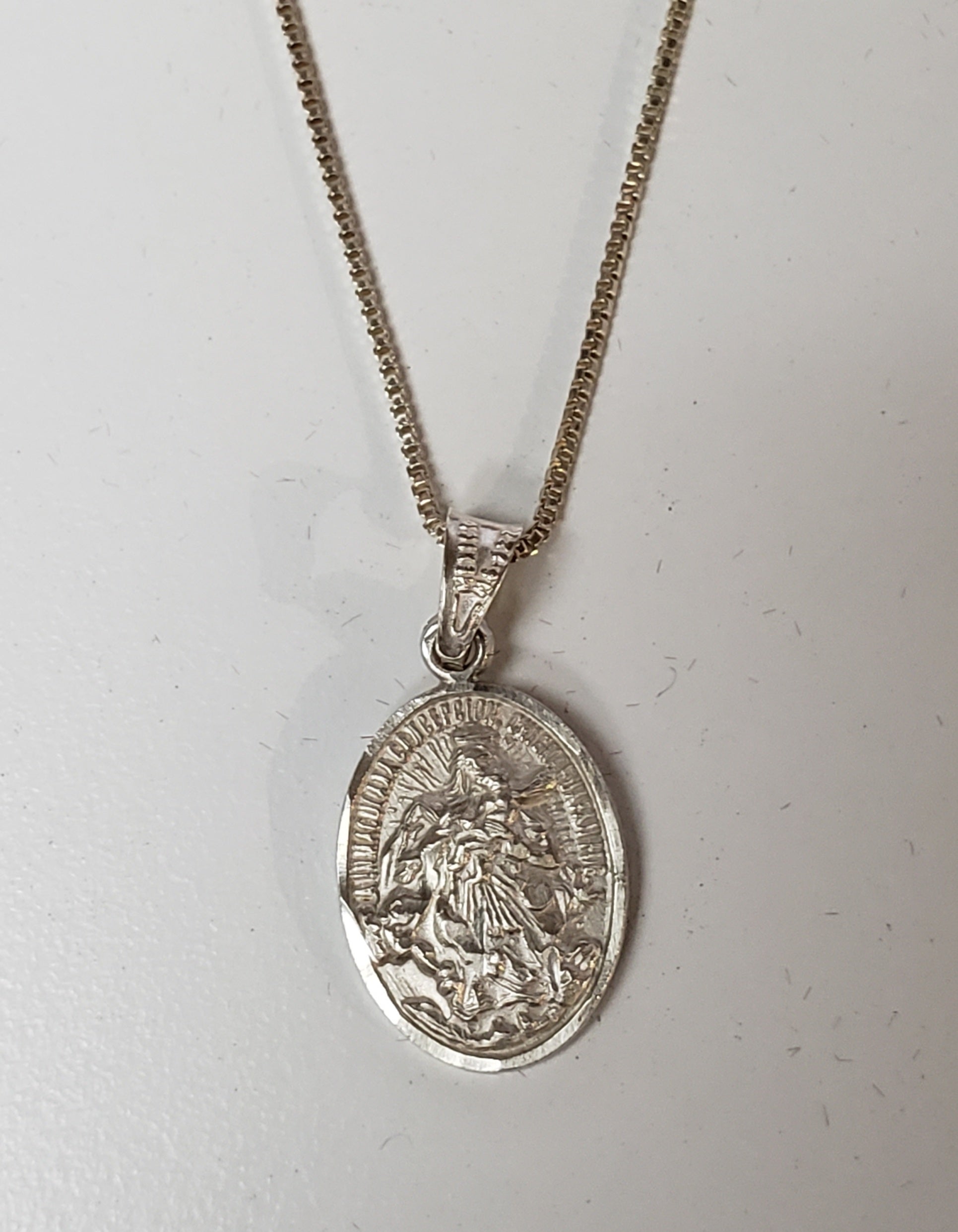 Collar colgante de plata de Nuestra Señora del Rosario