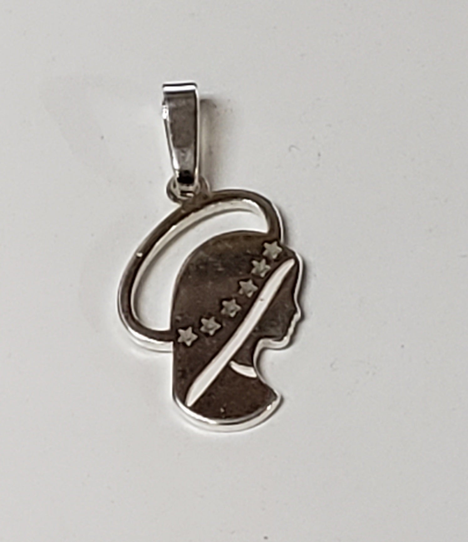 Colgante de plata con silueta de la Virgen María