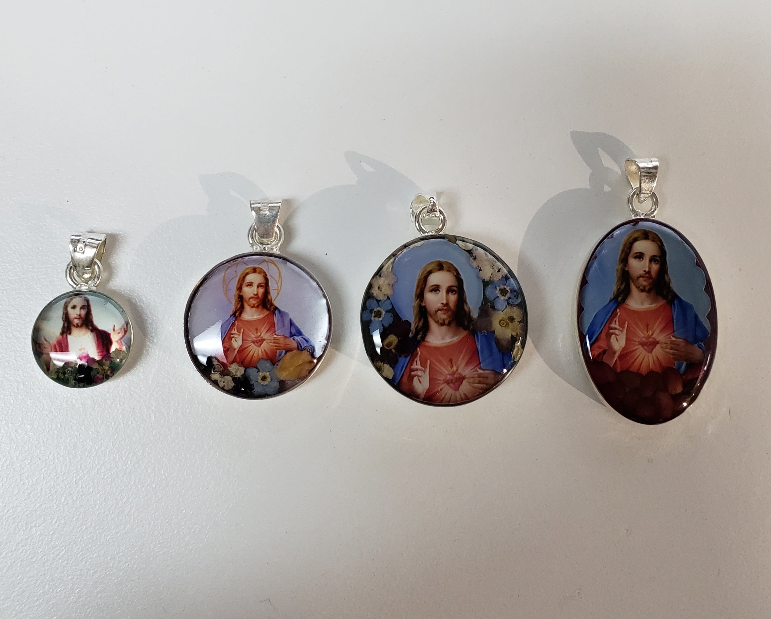 Medalla con Flores del Sagrado Corazón de Jesús