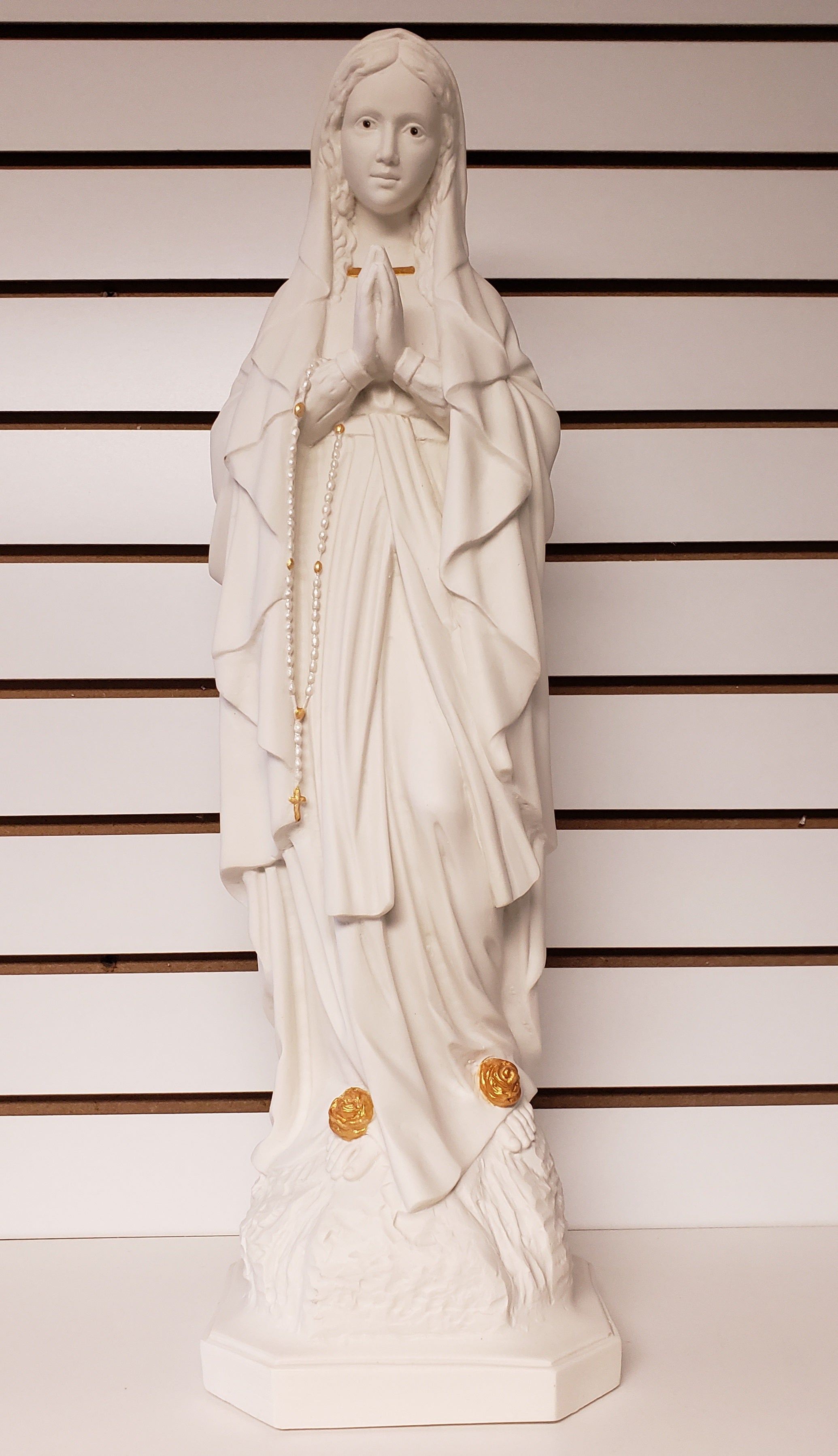 23' Nuestra Señora de Lourdes / Colección Nuestra Señora de Lourdes Blanco-Oro-Pintado a Mano.