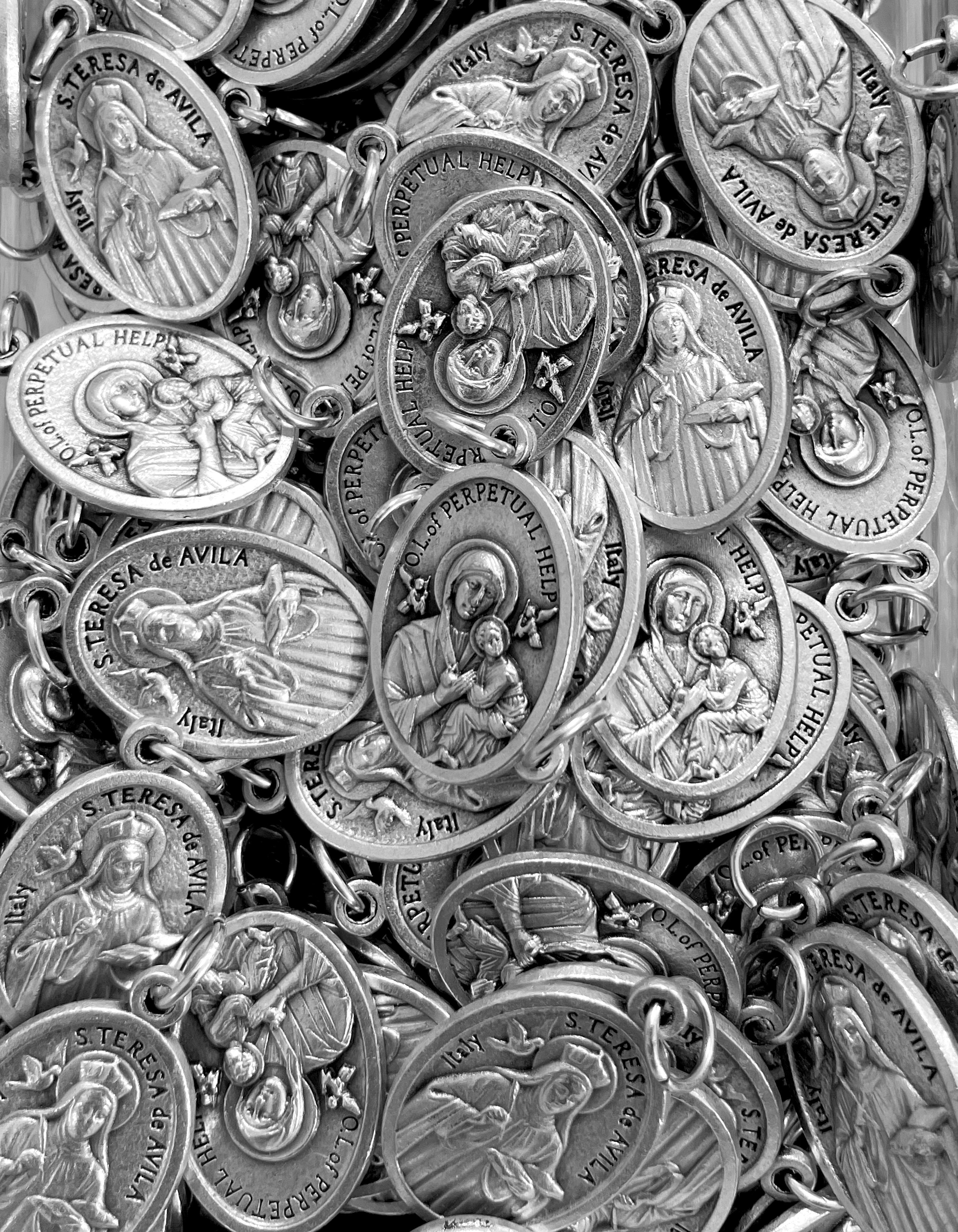 Paquete de 12 medallas de santos en plata oxidada fabricadas en Italia 1,0" x 0,7"