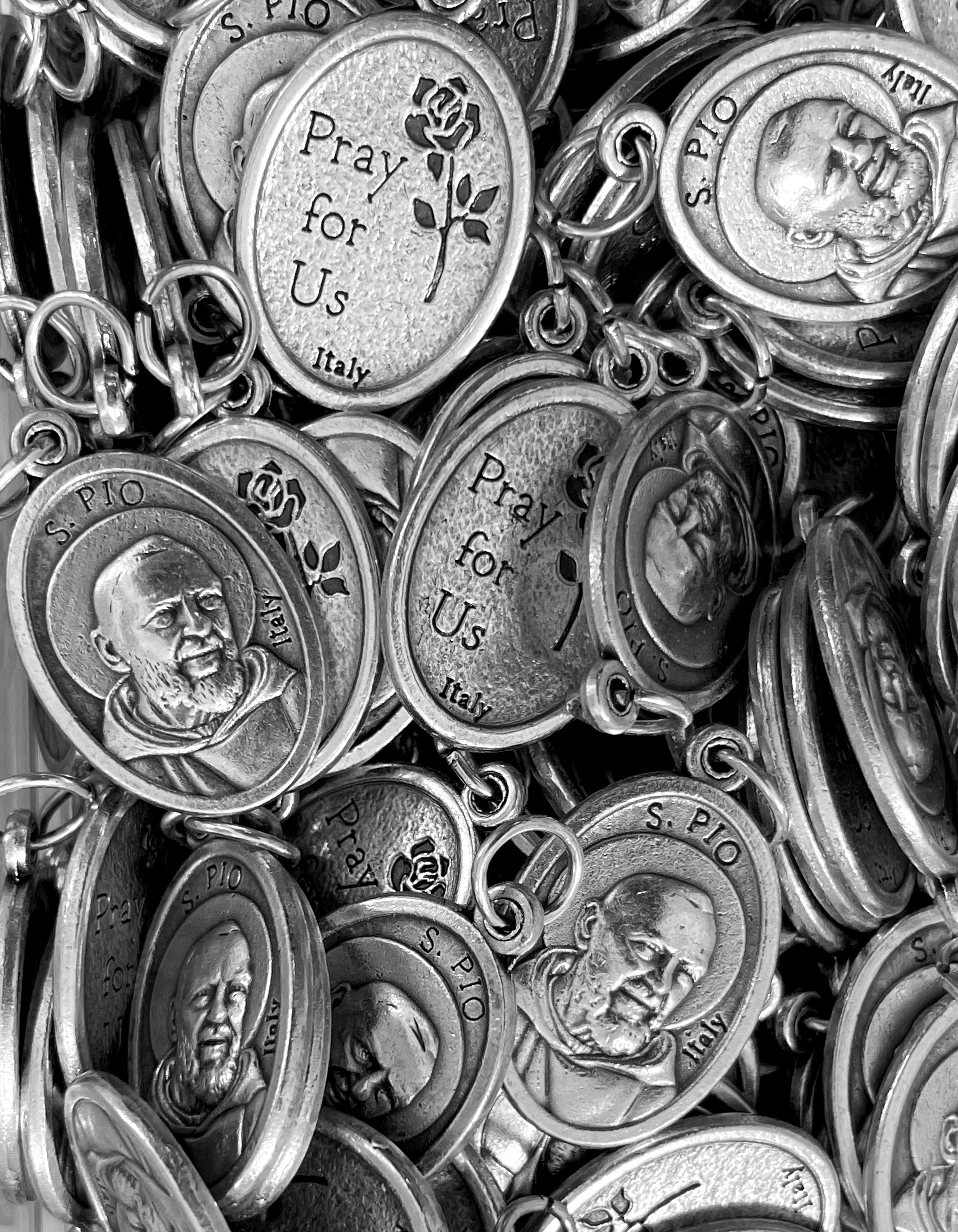 Paquete de 12 medallas de santos en plata oxidada fabricadas en Italia 1,0" x 0,7"