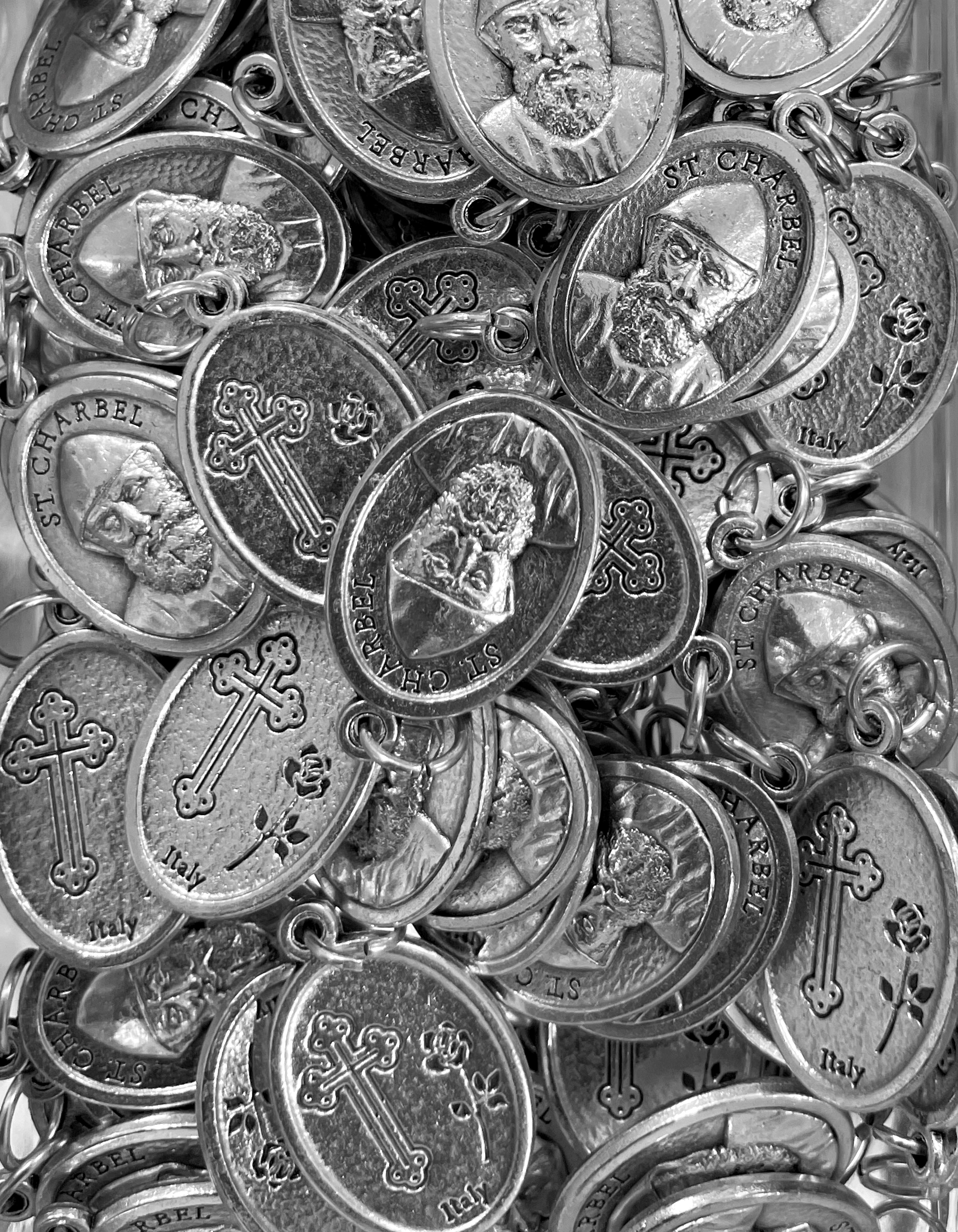 Paquete de 12 medallas de santos en plata oxidada fabricadas en Italia 1,0" x 0,7"
