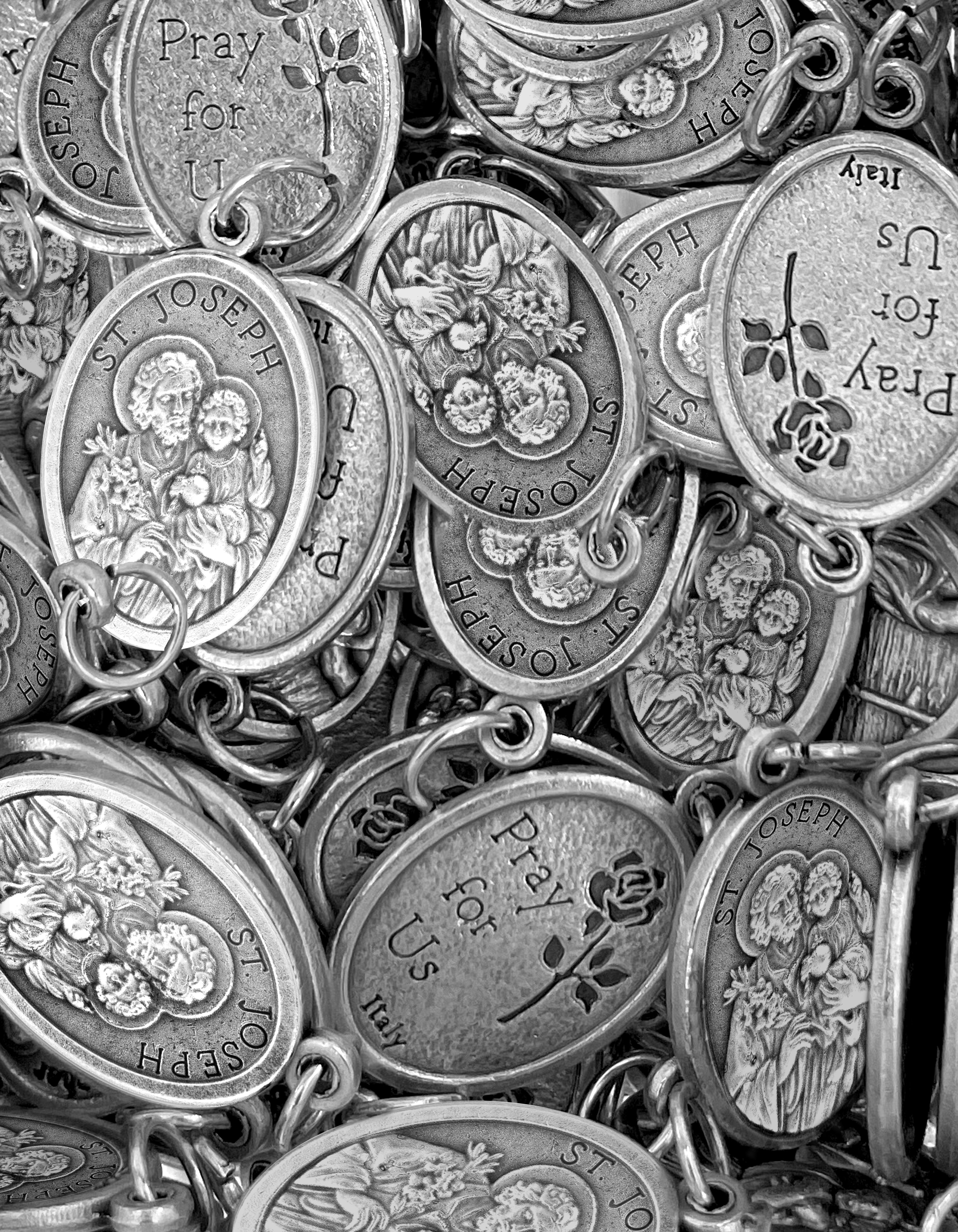 Paquete de 12 medallas de santos en plata oxidada fabricadas en Italia 1,0" x 0,7"