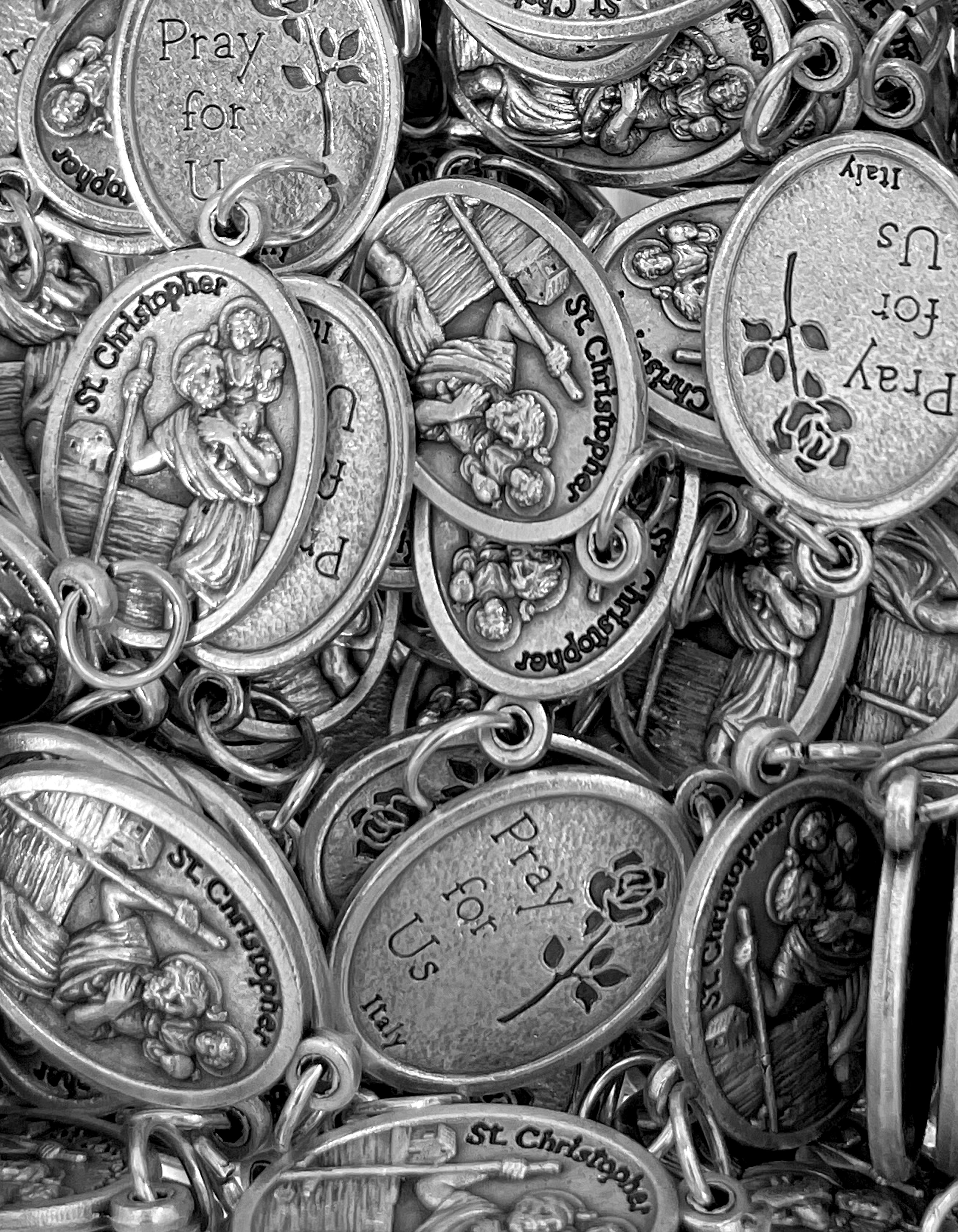 Paquete de 12 medallas de santos en plata oxidada fabricadas en Italia 1,0" x 0,7"