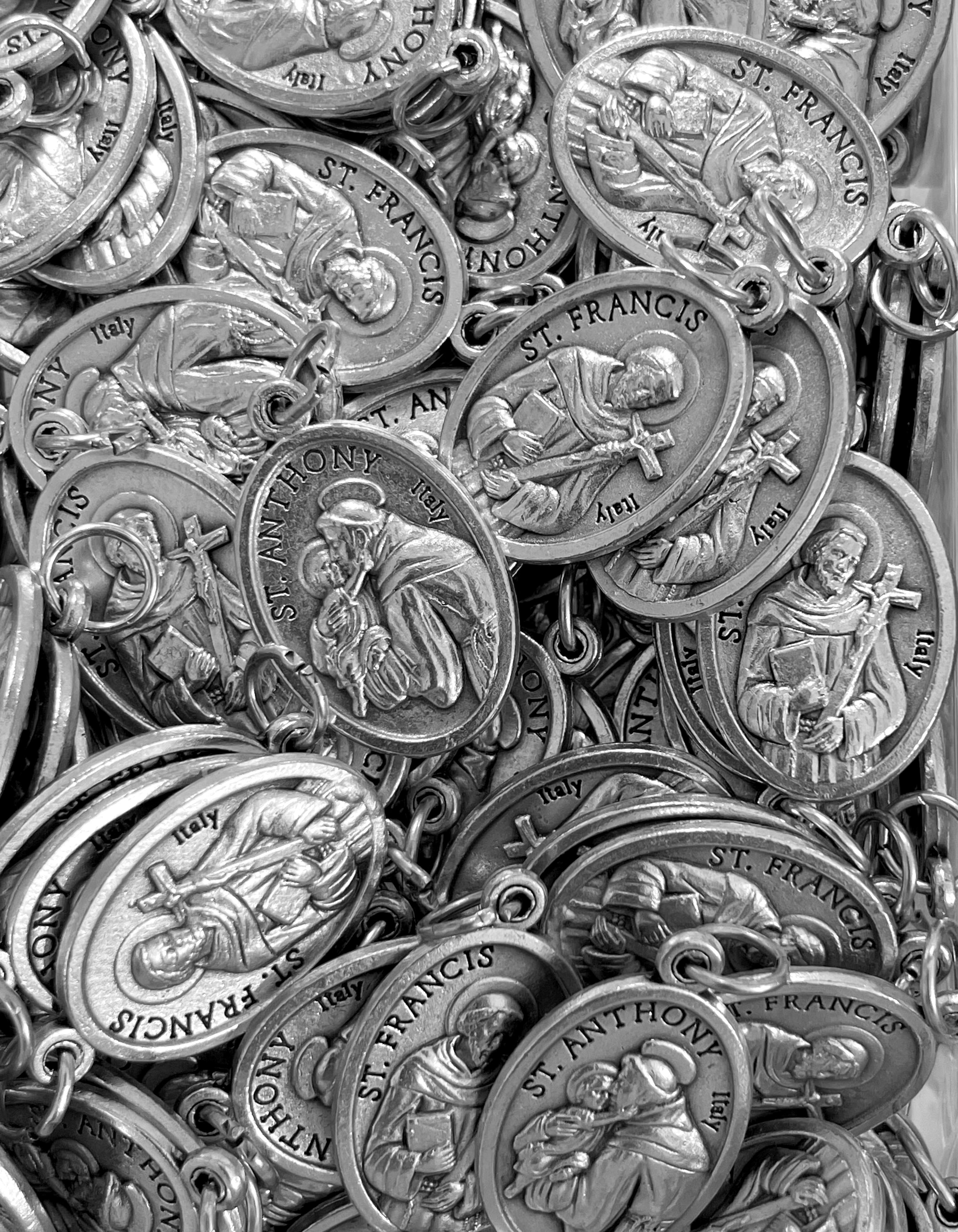 Paquete de 12 medallas de santos en plata oxidada fabricadas en Italia 1,0" x 0,7"
