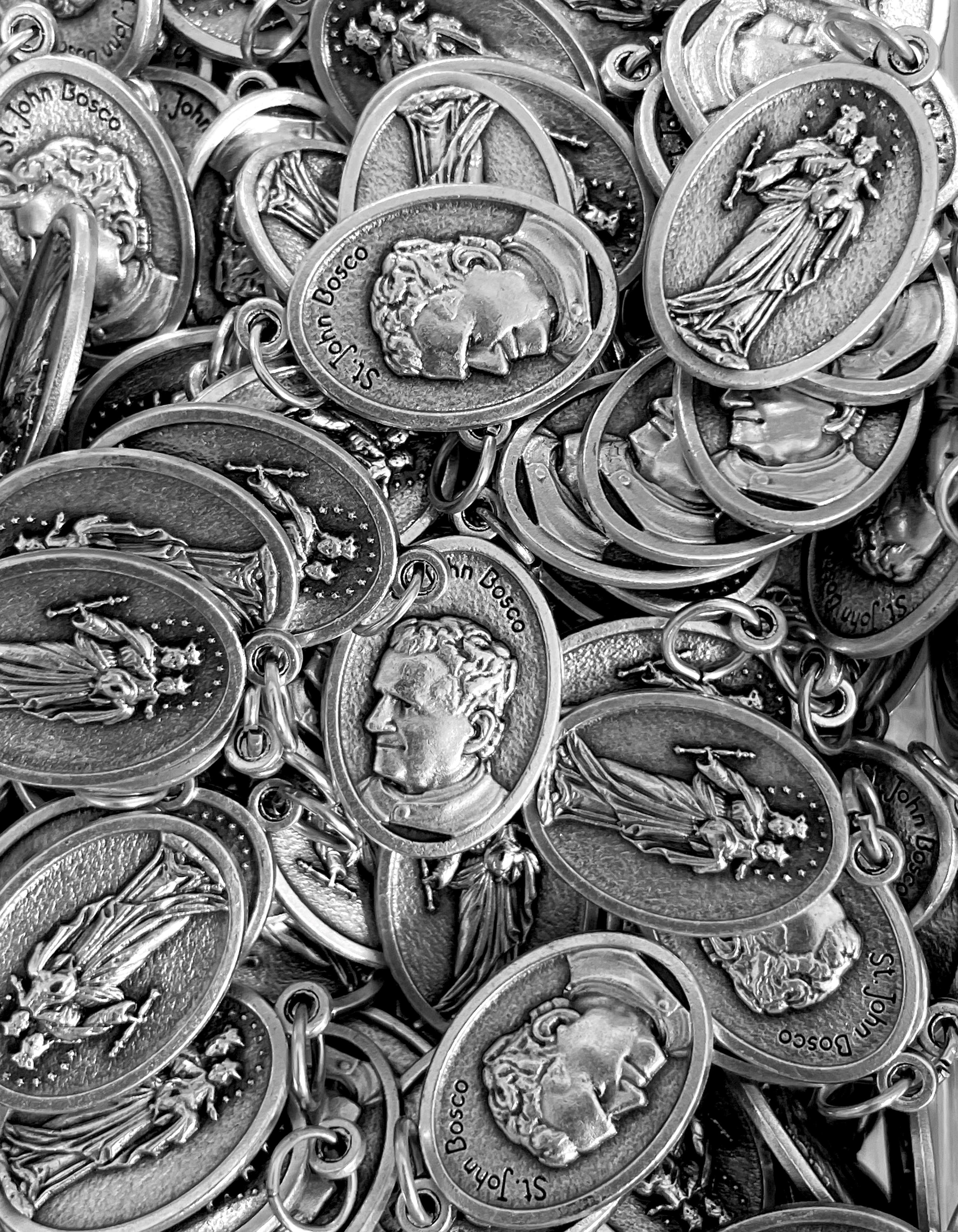 Paquete de 12 medallas de santos en plata oxidada fabricadas en Italia 1,0" x 0,7"