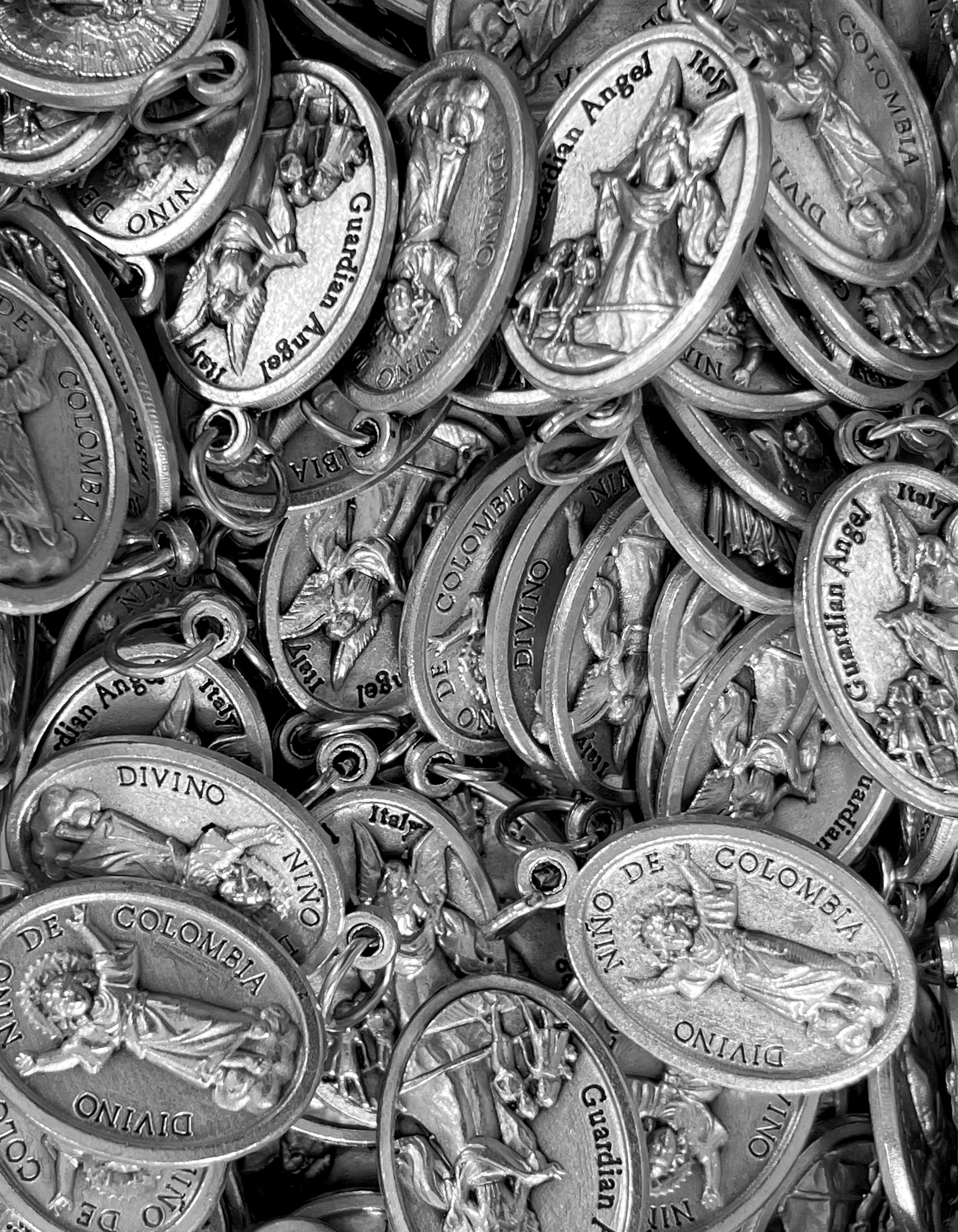 Paquete de 12 medallas de santos en plata oxidada fabricadas en Italia 1,0" x 0,7"