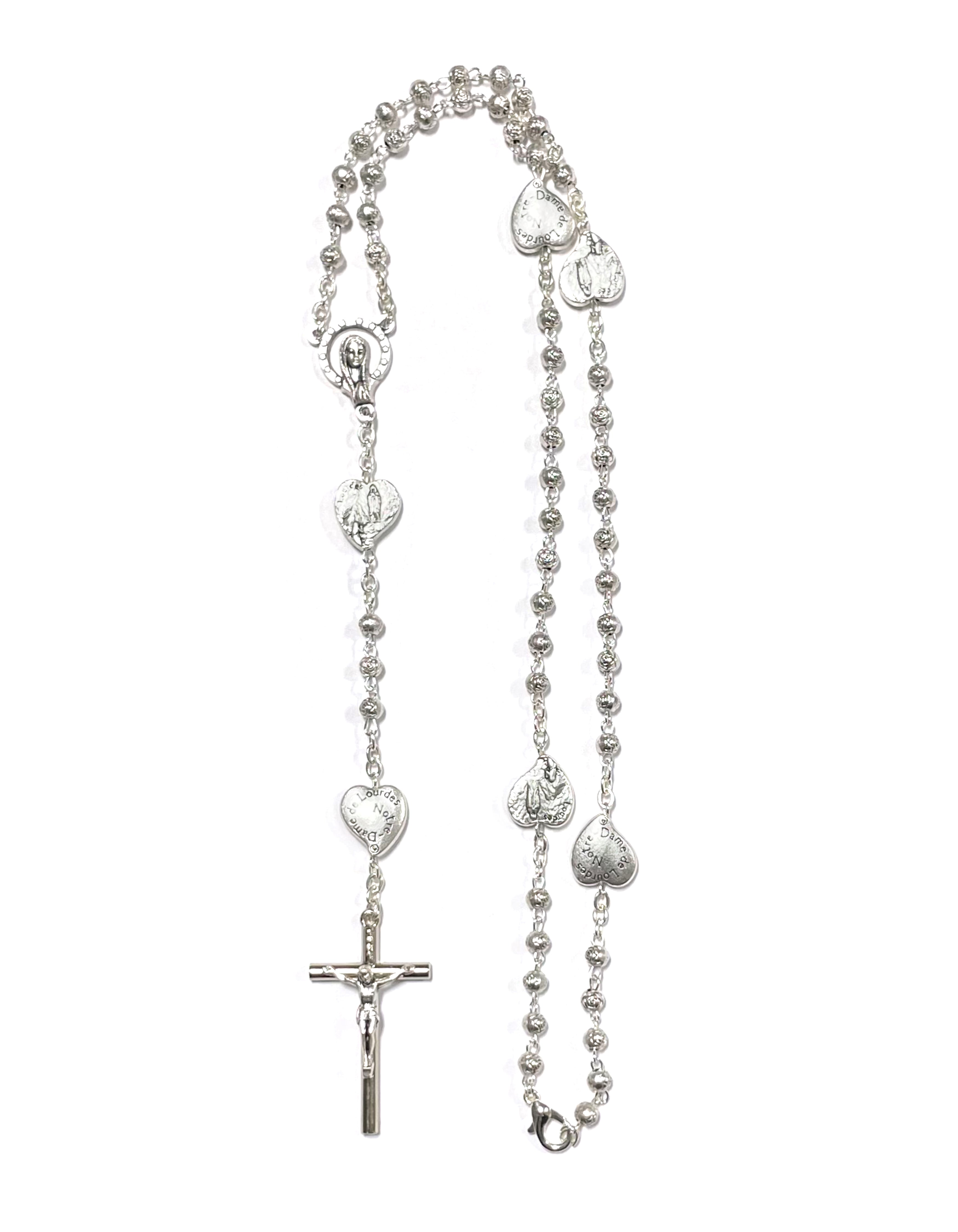 Rosario de Nuestra Señora de Lourdes con cuentas en forma de rosa y medallas en forma de corazón en cada misterio