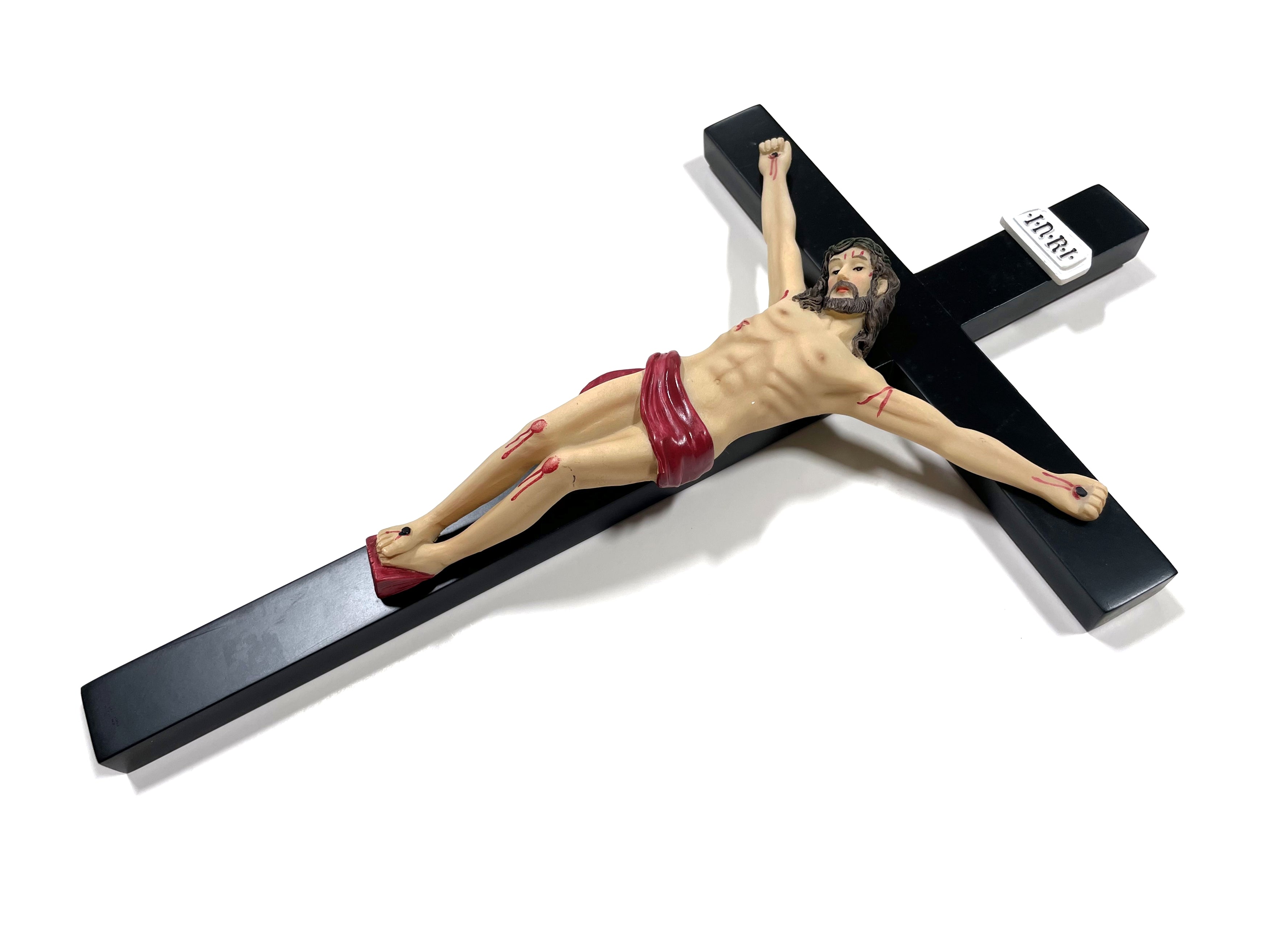 Crucifijo de madera negra con cuerpo de resina.