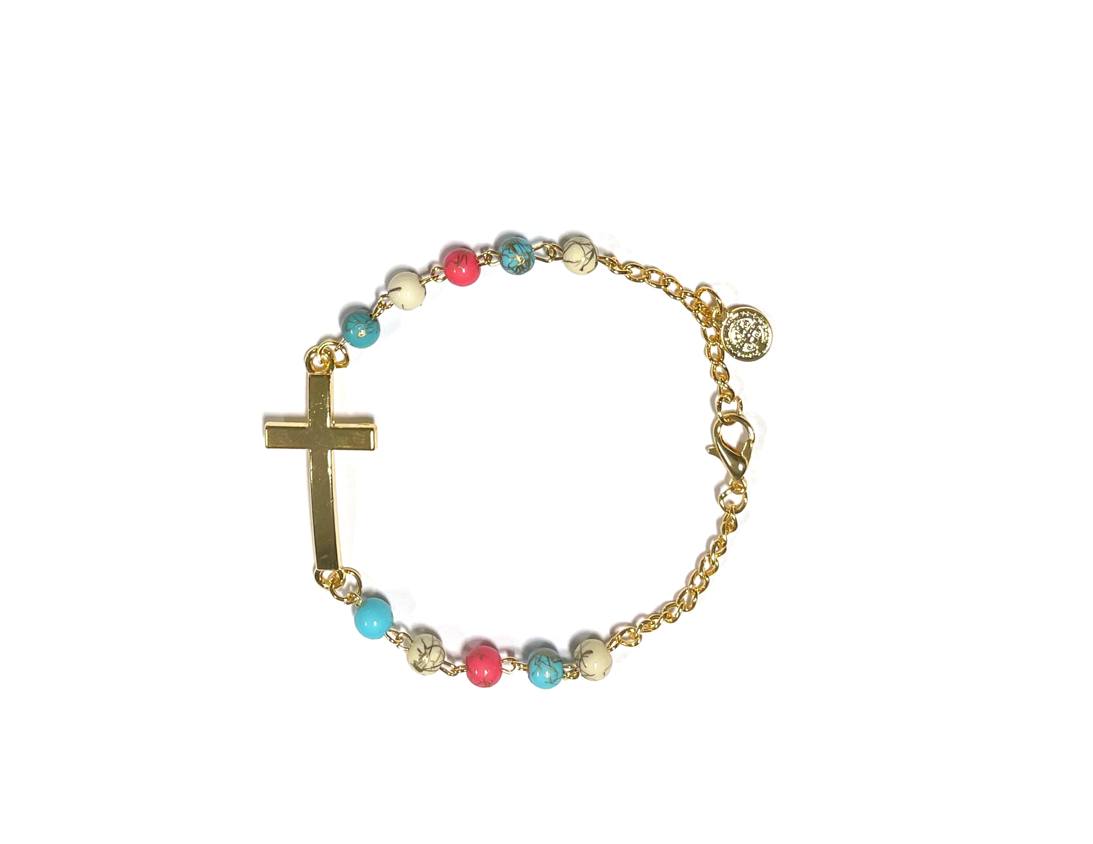 Pulsera con cuentas de piedras de colores y cruz dorada