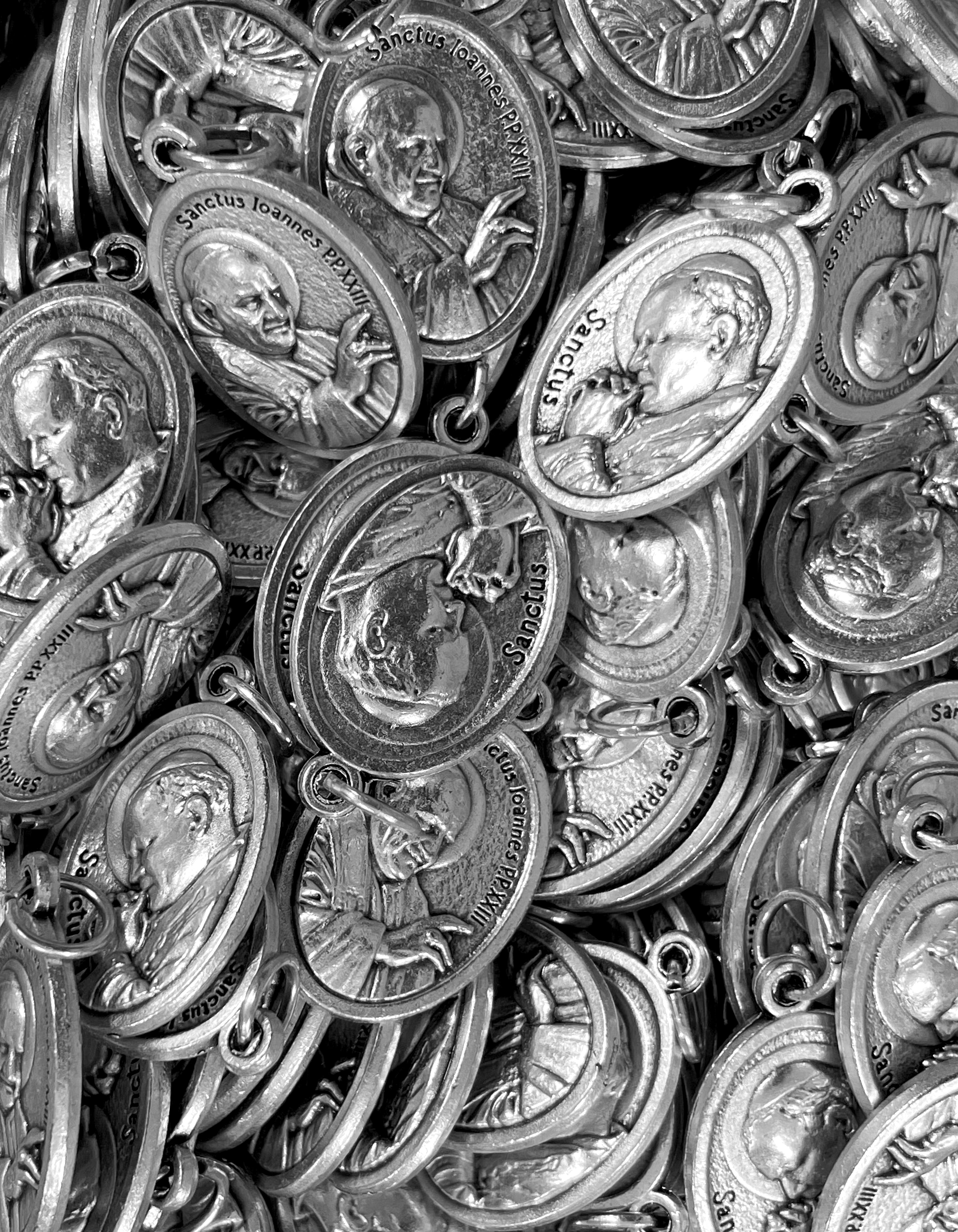 Paquete de 12 medallas de santos en plata oxidada fabricadas en Italia 1,0" x 0,7"