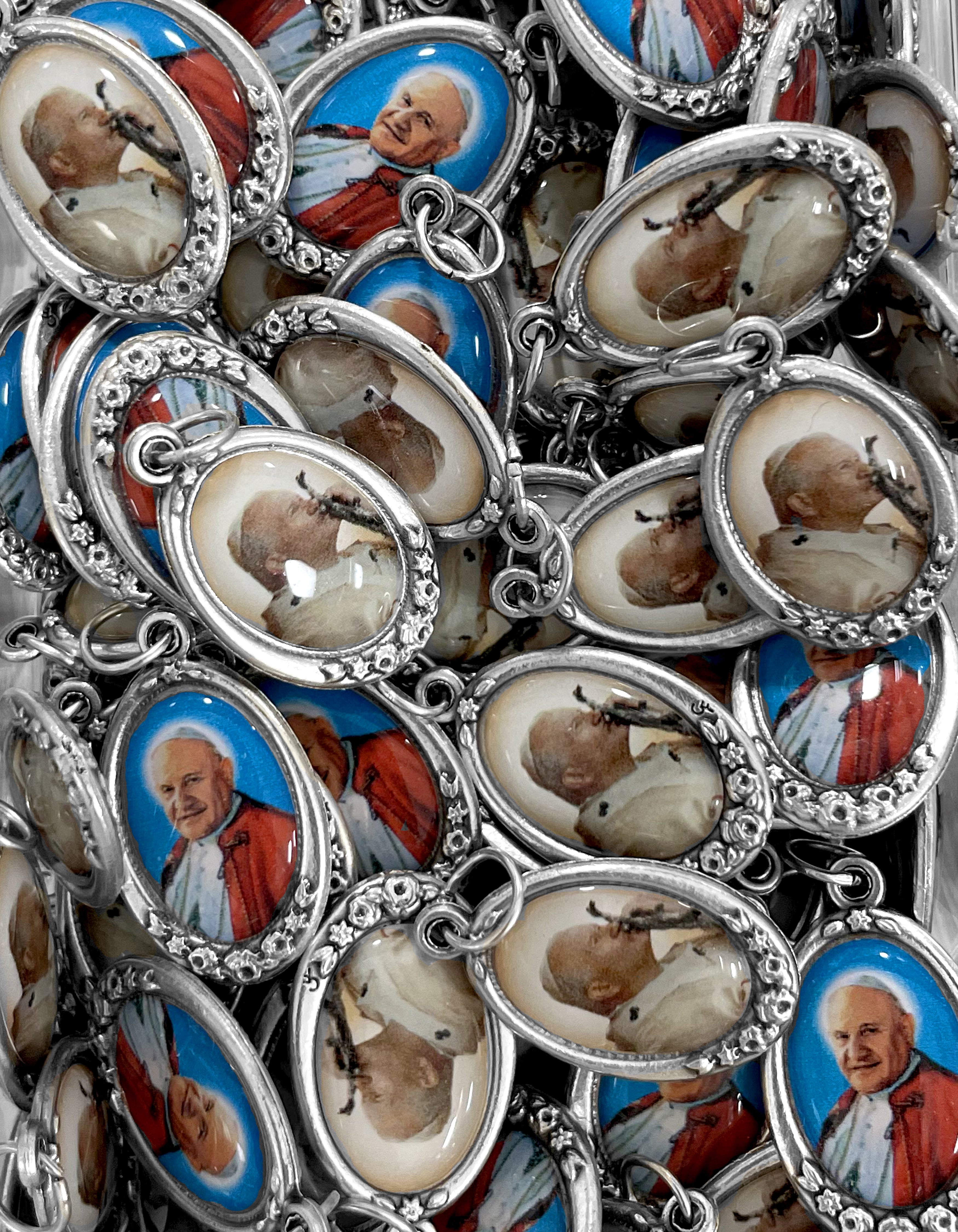 Paquete de 12 medallas de santos en plata oxidada fabricadas en Italia 1,0" x 0,7"