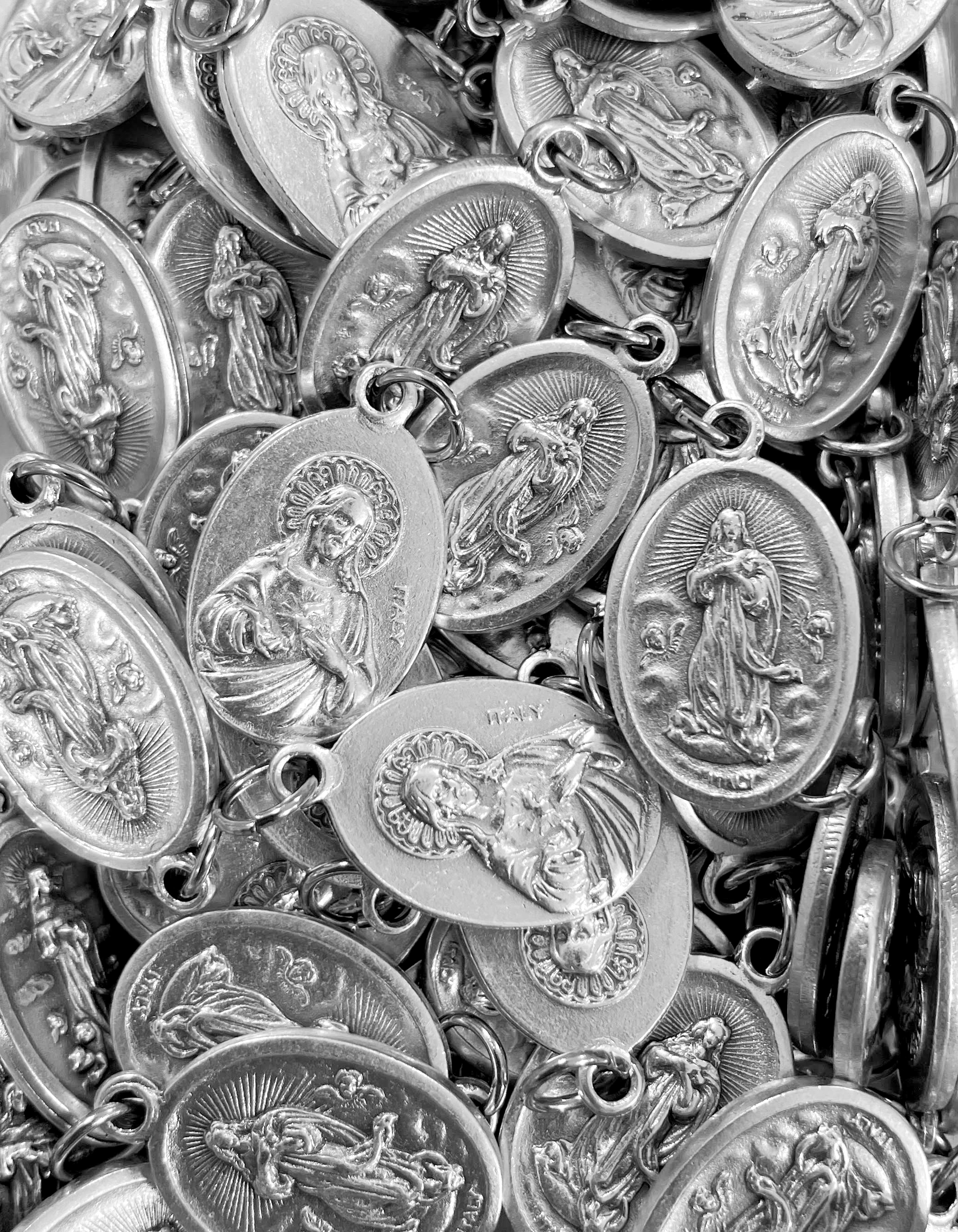 Paquete de 12 medallas de santos en plata oxidada fabricadas en Italia 1,0" x 0,7"