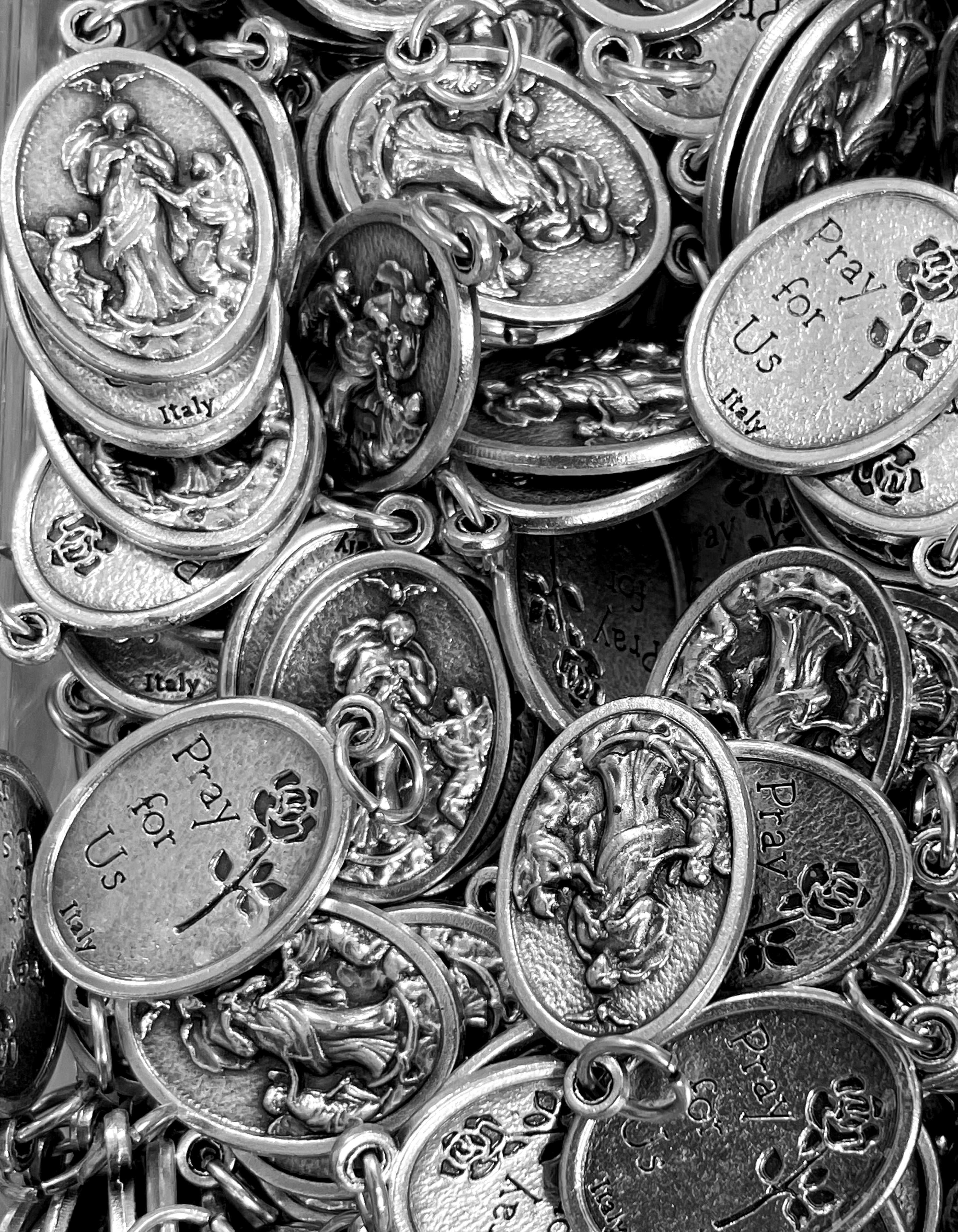 Paquete de 12 medallas de santos en plata oxidada fabricadas en Italia 1,0" x 0,7"