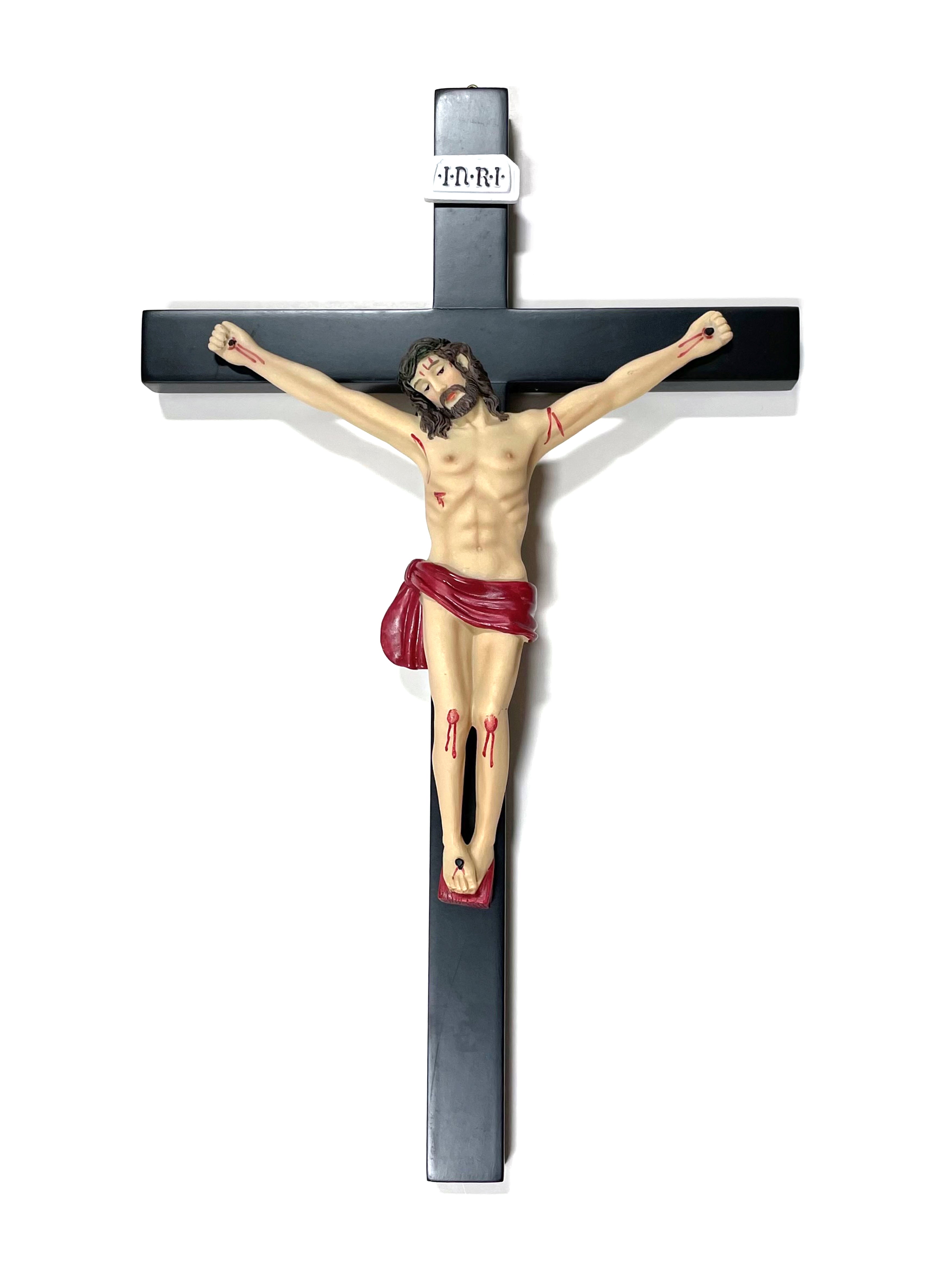 Crucifijo de madera negra con cuerpo de resina.