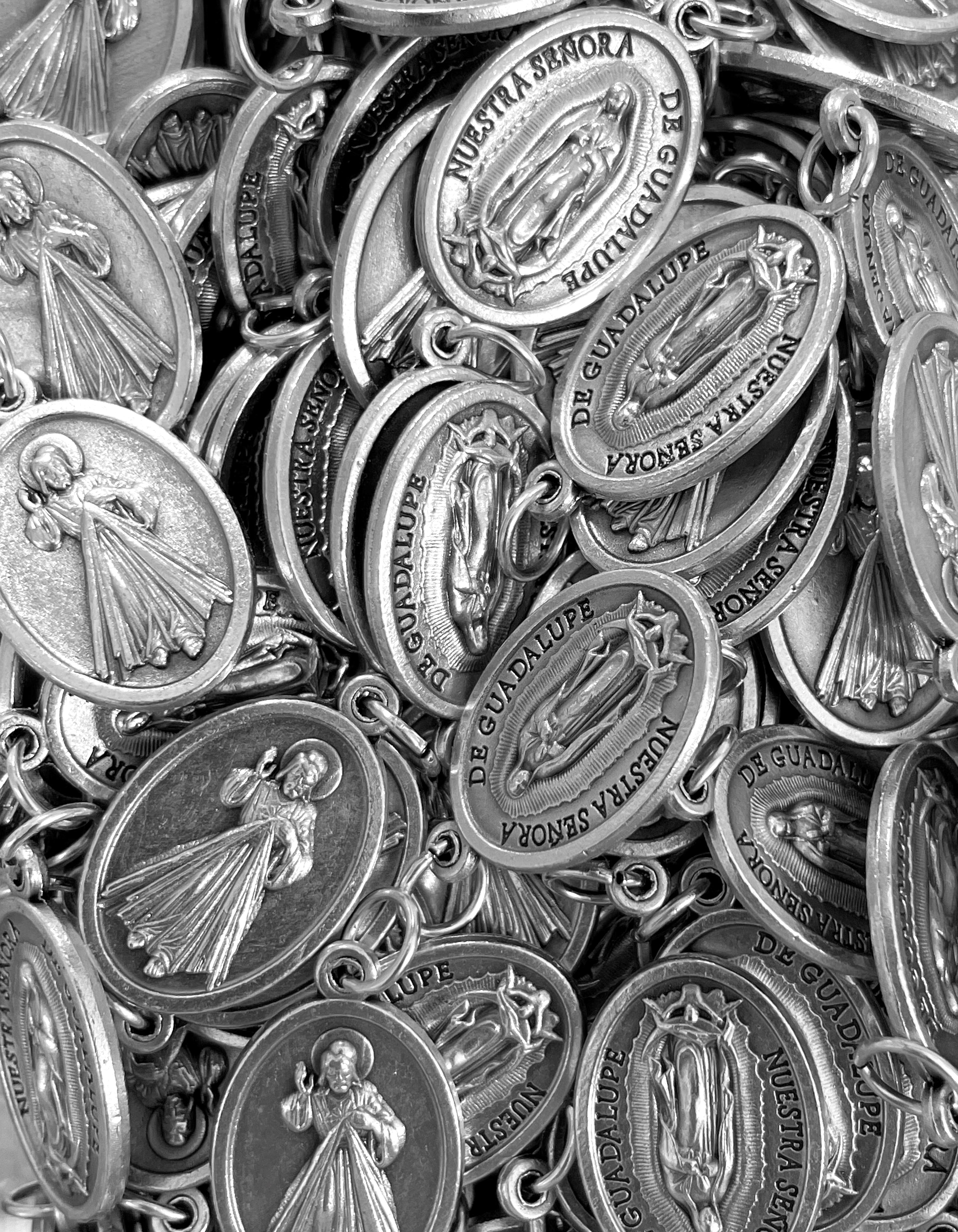 Paquete de 12 medallas de santos en plata oxidada fabricadas en Italia 1,0" x 0,7"
