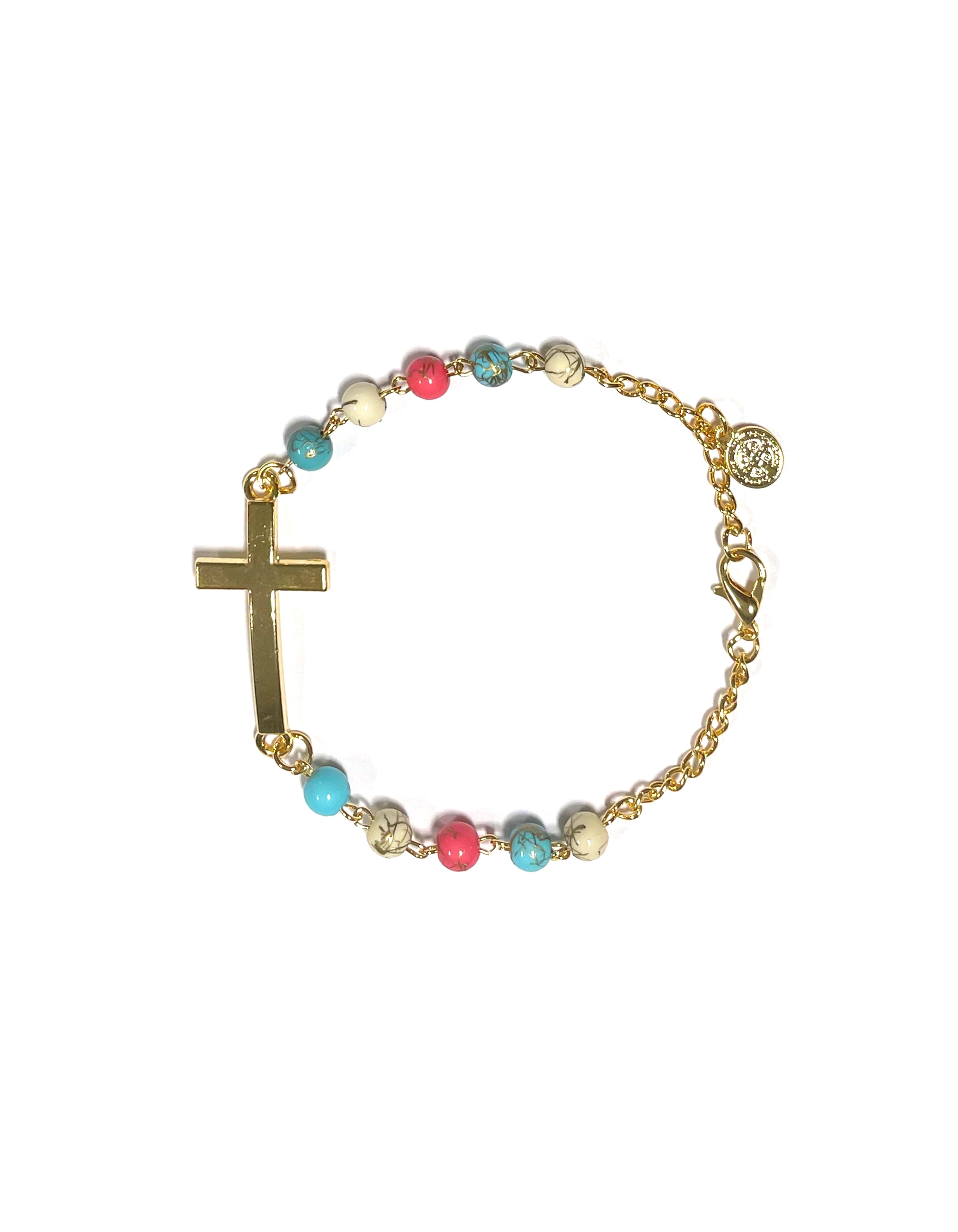 Pulsera con cuentas de piedras de colores y cruz dorada