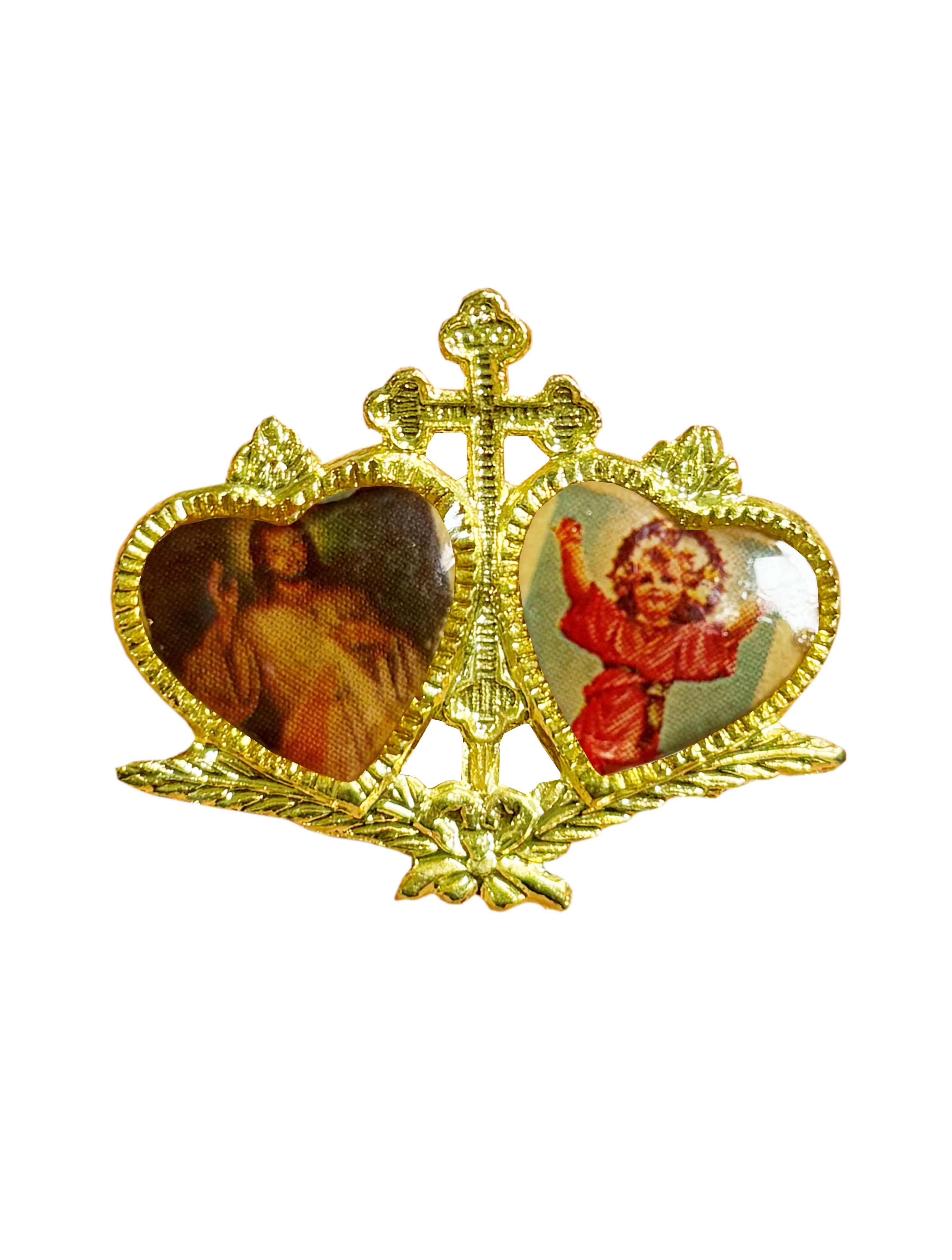 Pin de solapa católico dorado con dos corazones