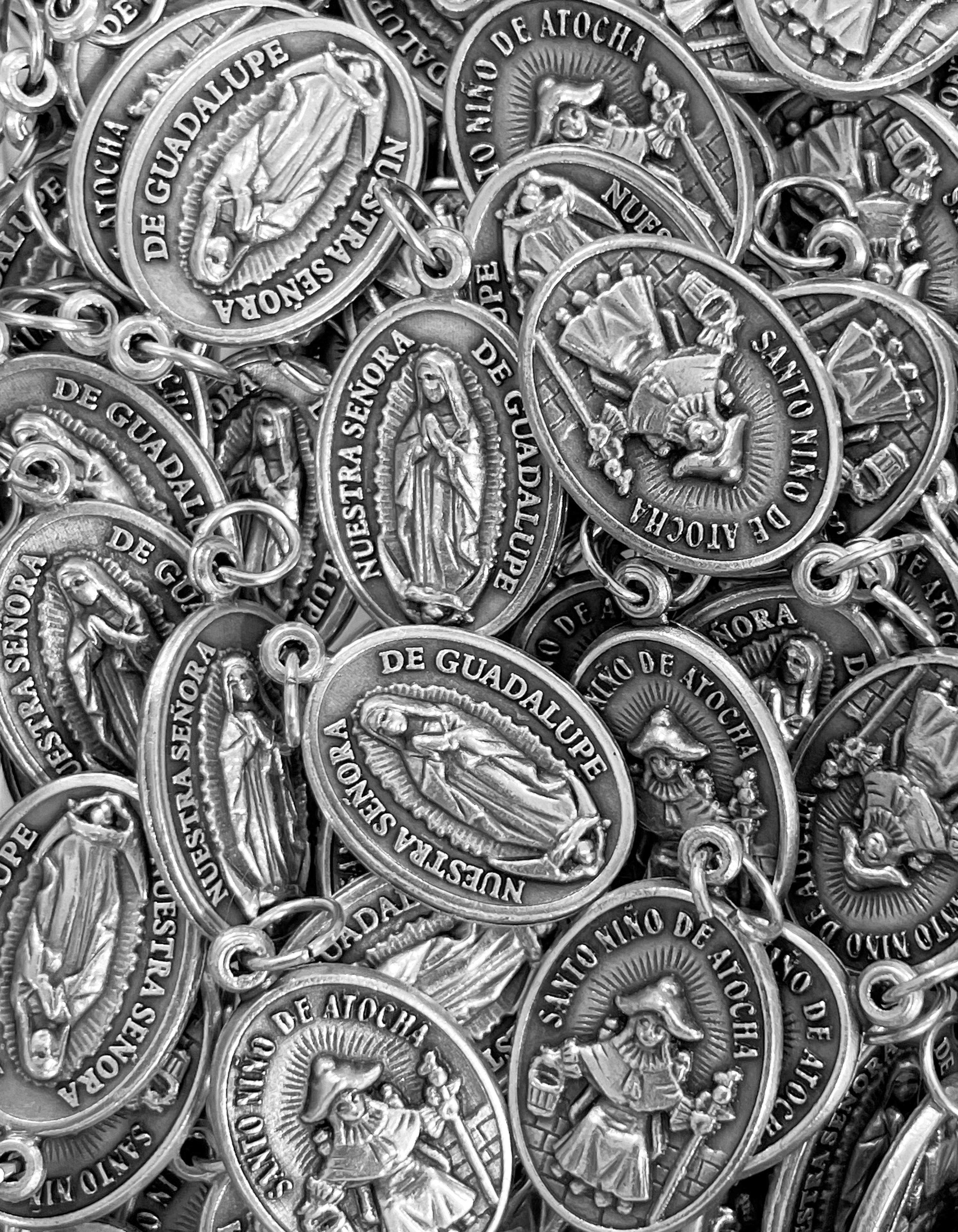 Paquete de 12 medallas de santos en plata oxidada fabricadas en Italia 1,0" x 0,7"