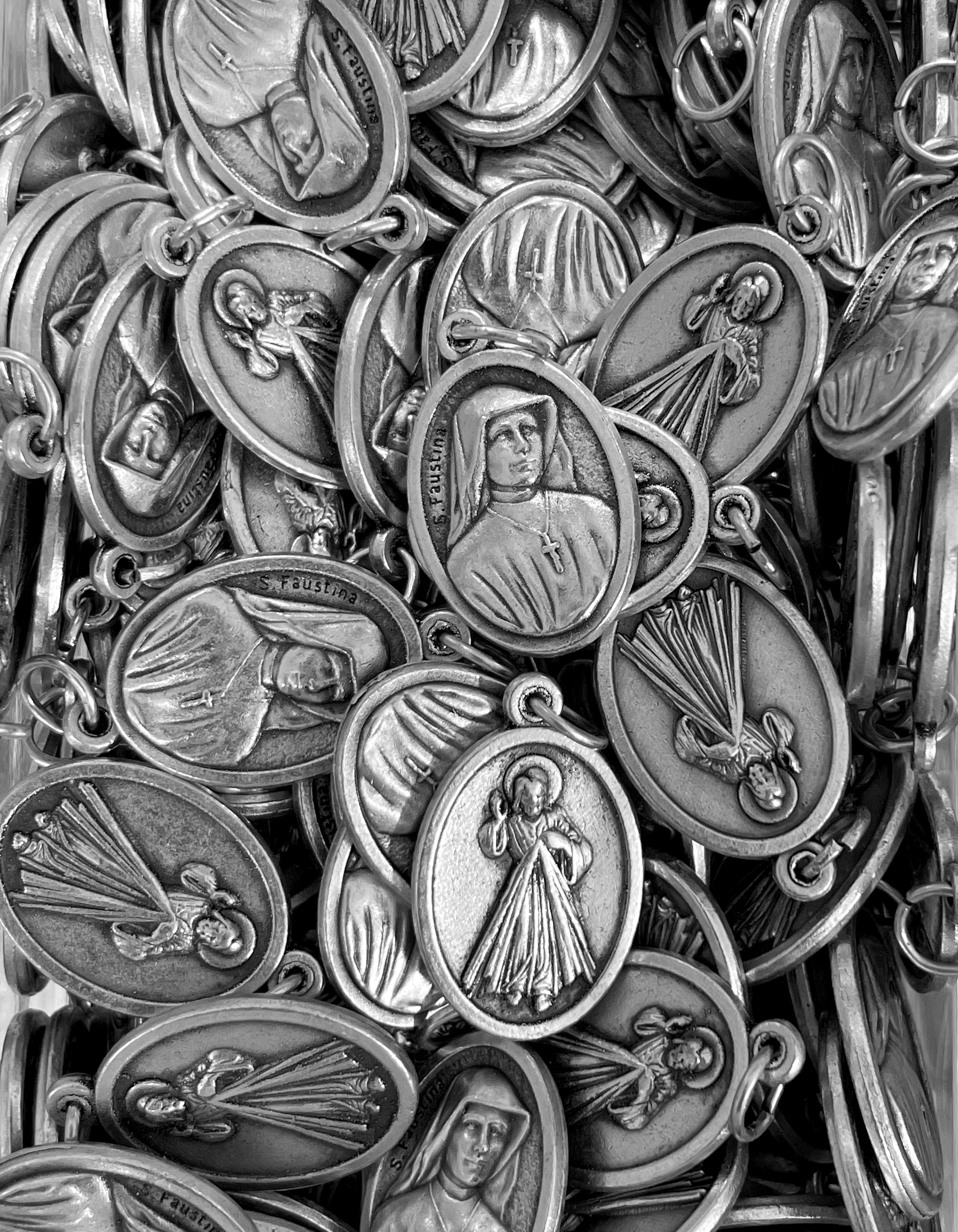 Paquete de 12 medallas de santos en plata oxidada fabricadas en Italia 1,0" x 0,7"
