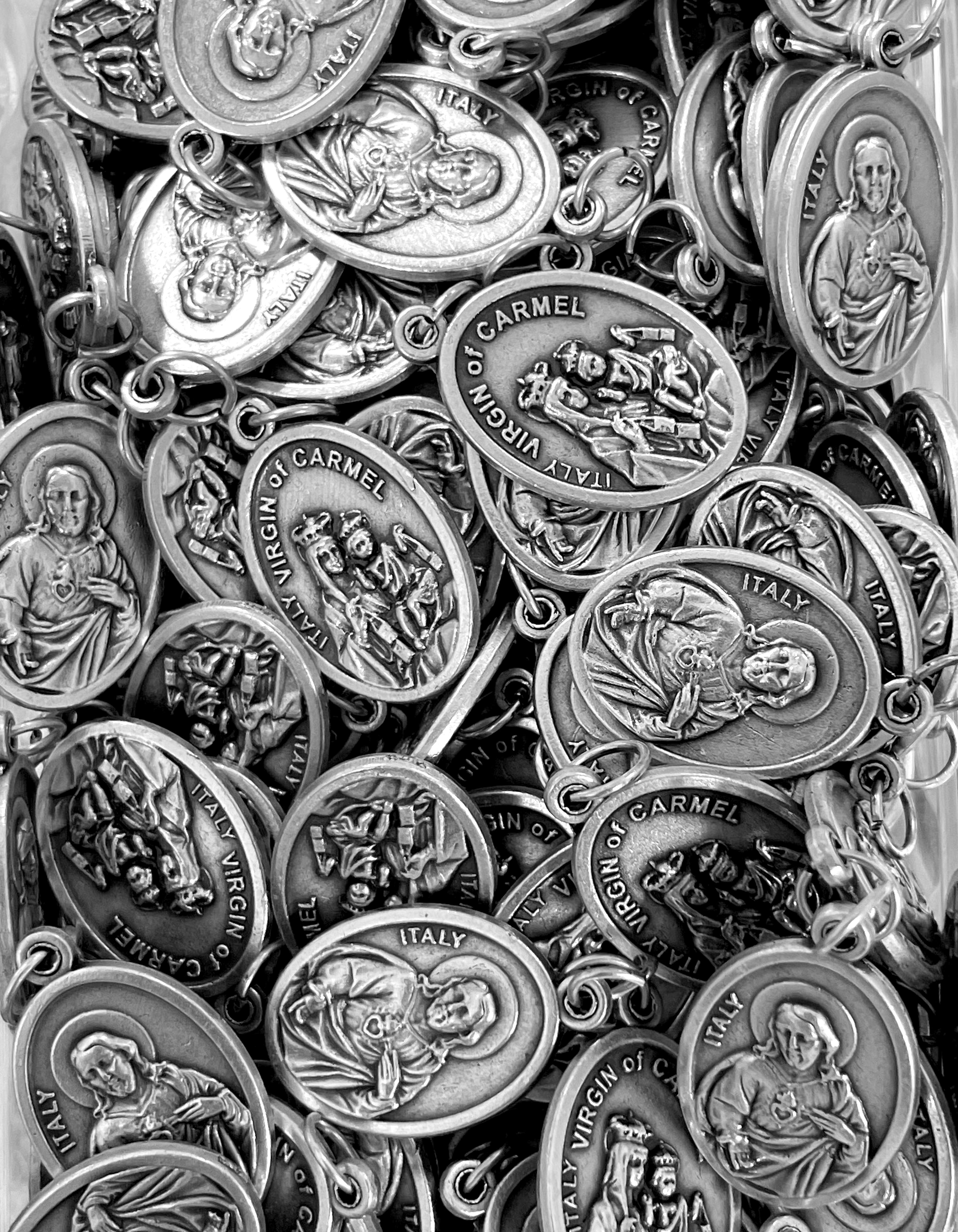 Paquete de 12 medallas de santos en plata oxidada fabricadas en Italia 1,0" x 0,7"