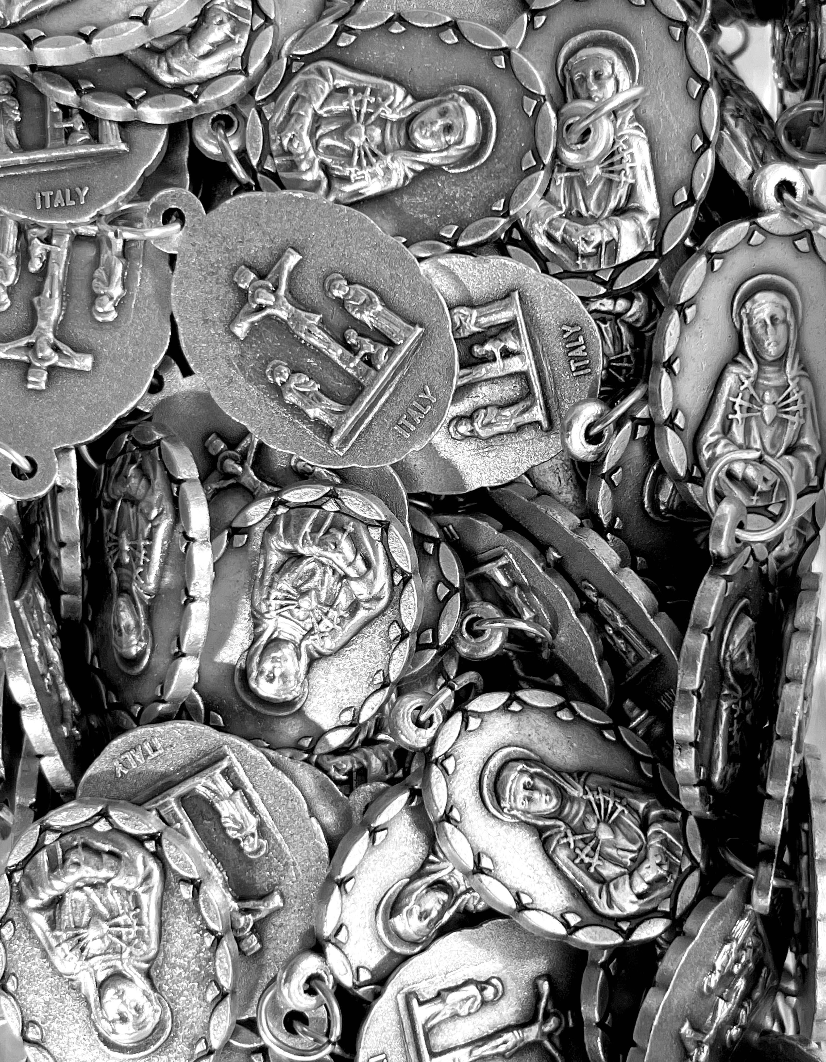 Paquete de 12 medallas de santos en plata oxidada fabricadas en Italia 1,0" x 0,7"