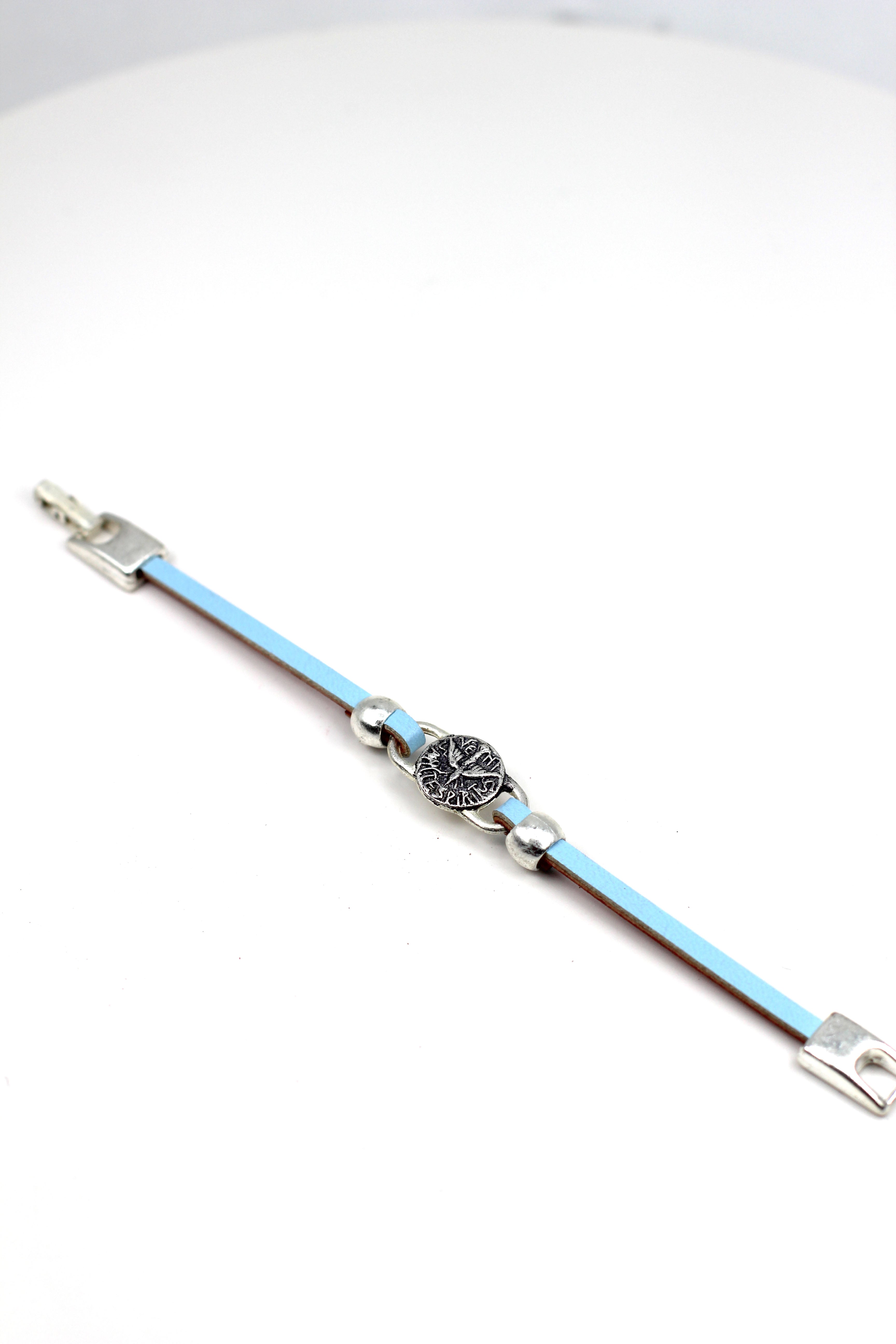 Pulsera Niña Medalla Espíritu Santo joyería artesanal con Correa Única de Cuero de Graciela's Collection