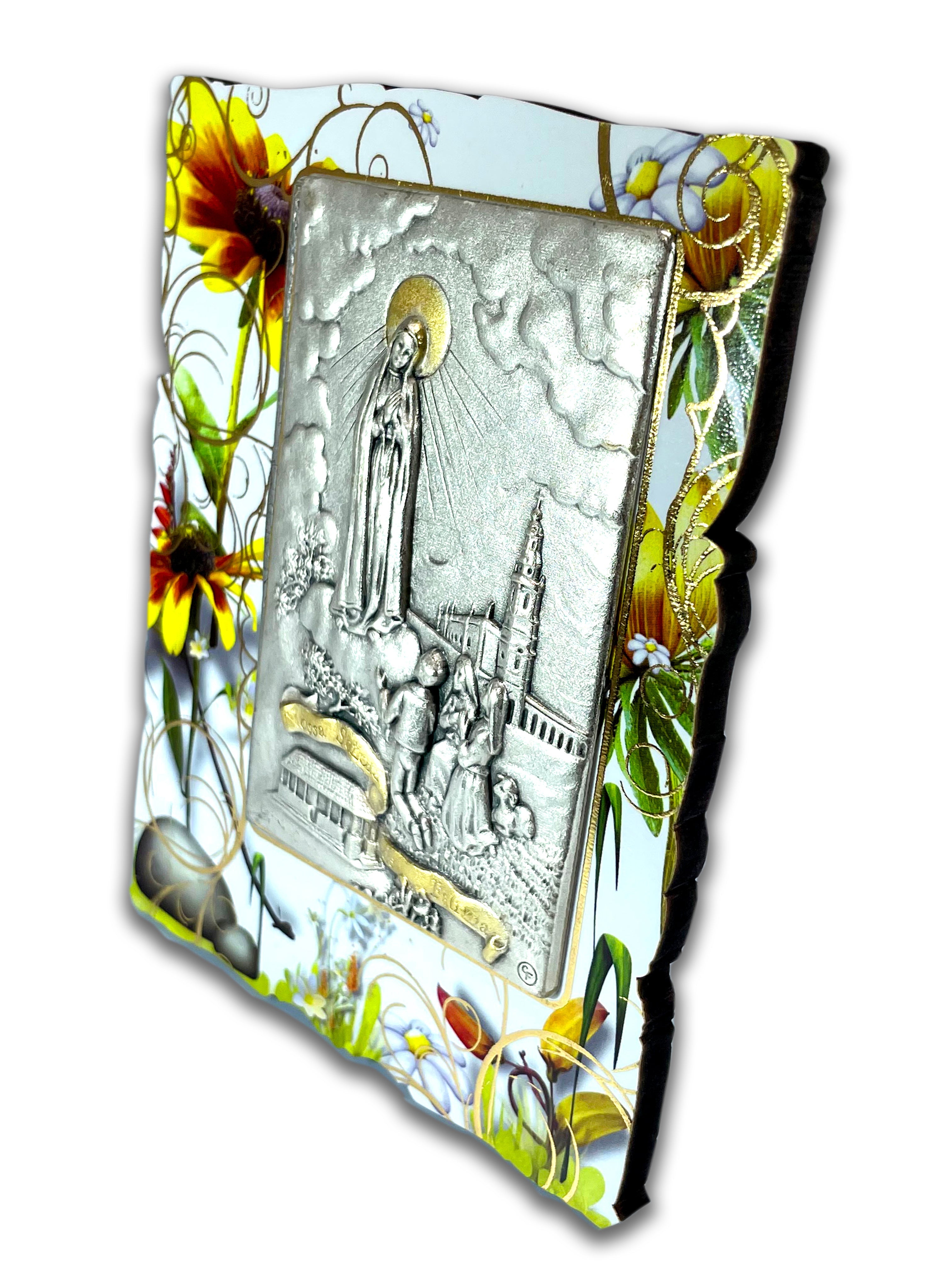 Imagen enmarcada sobre relieve de Nuestra Señora de Fátima