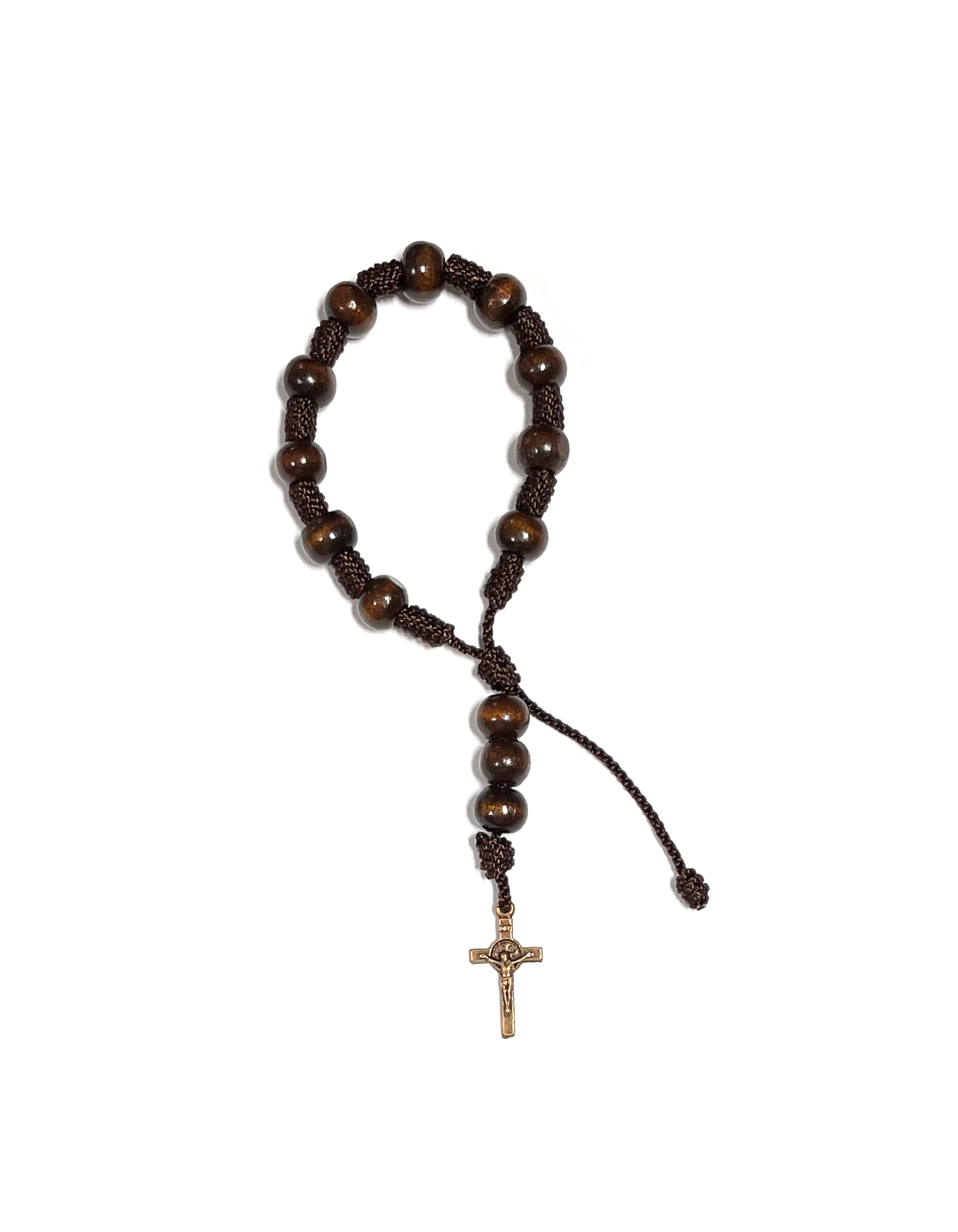 Pulsera decena con pequeña cruz de San Benito realizada con cuentas de madera y cordón ajustable