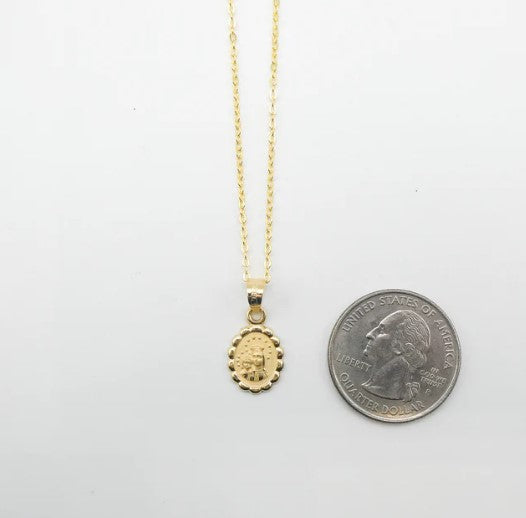 Collar con medallón floral dorado en forma de óvalo de Nuestra Señora del Monte Carmelo