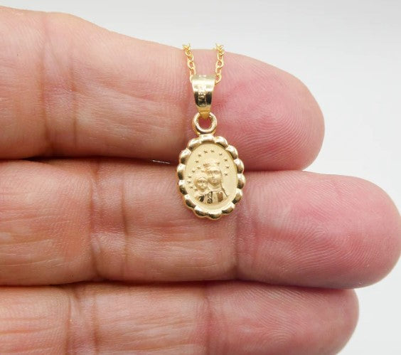 Collar con medallón floral dorado en forma de óvalo de Nuestra Señora del Monte Carmelo