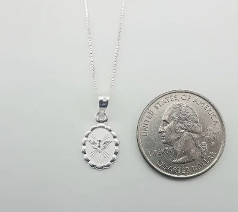 Collar con colgante ovalado del Espíritu Santo en plata