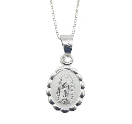 Collar mini ovalado con flores de plata y medalla de Nuestra Señora de Guadalupe