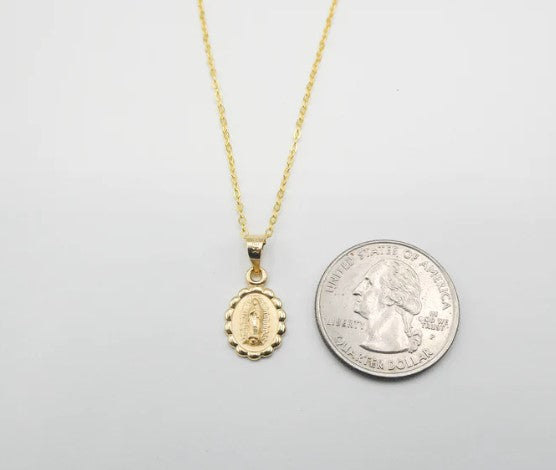 Collar mini ovalado con flores de plata y medalla de Nuestra Señora de Guadalupe