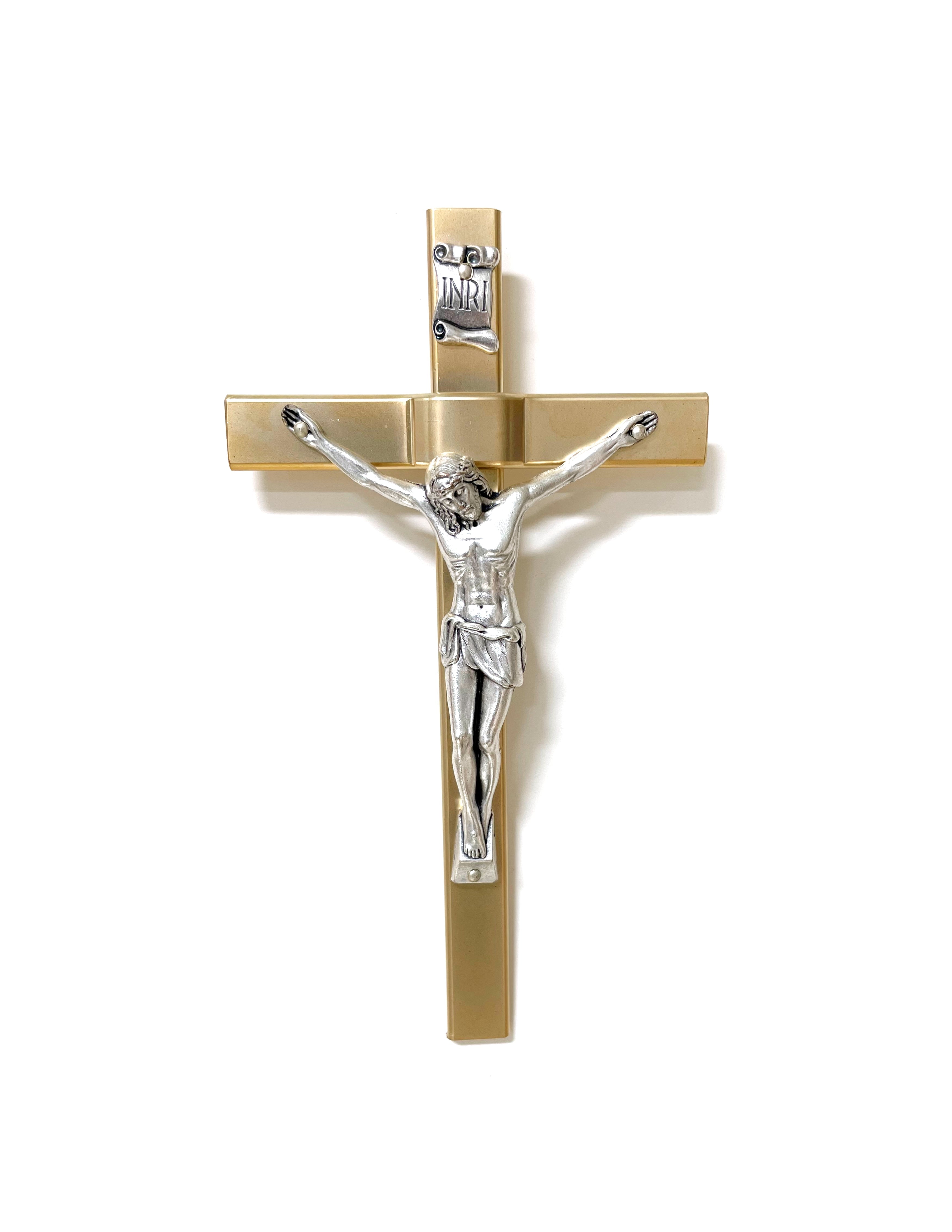 Crucifijos de oro y plata fabricados en Italia