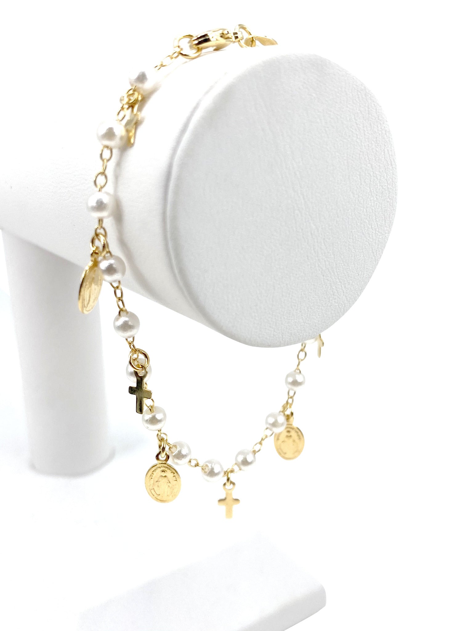 Bracelet  with simulated pearls and Our Lady of Grace and crosses charms