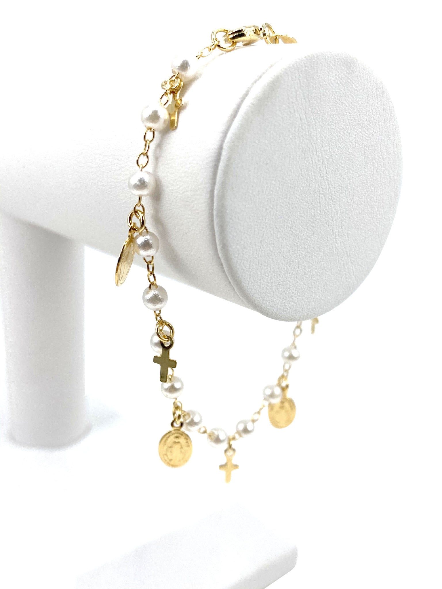 Bracelet  with simulated pearls and Our Lady of Grace and crosses charms